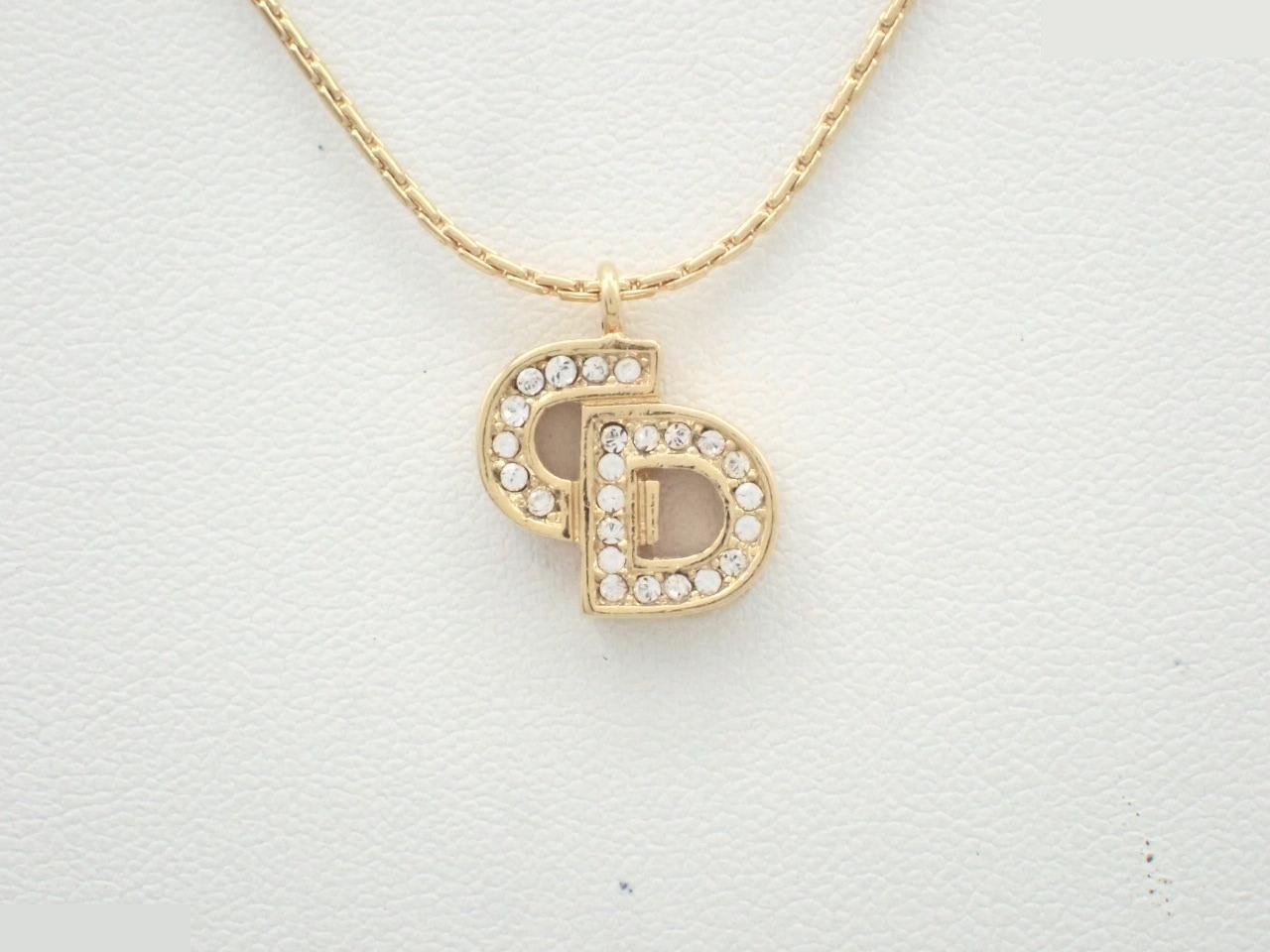 Other lines: Precious metals, necklaces, pendants, chains approximately 40cm long.