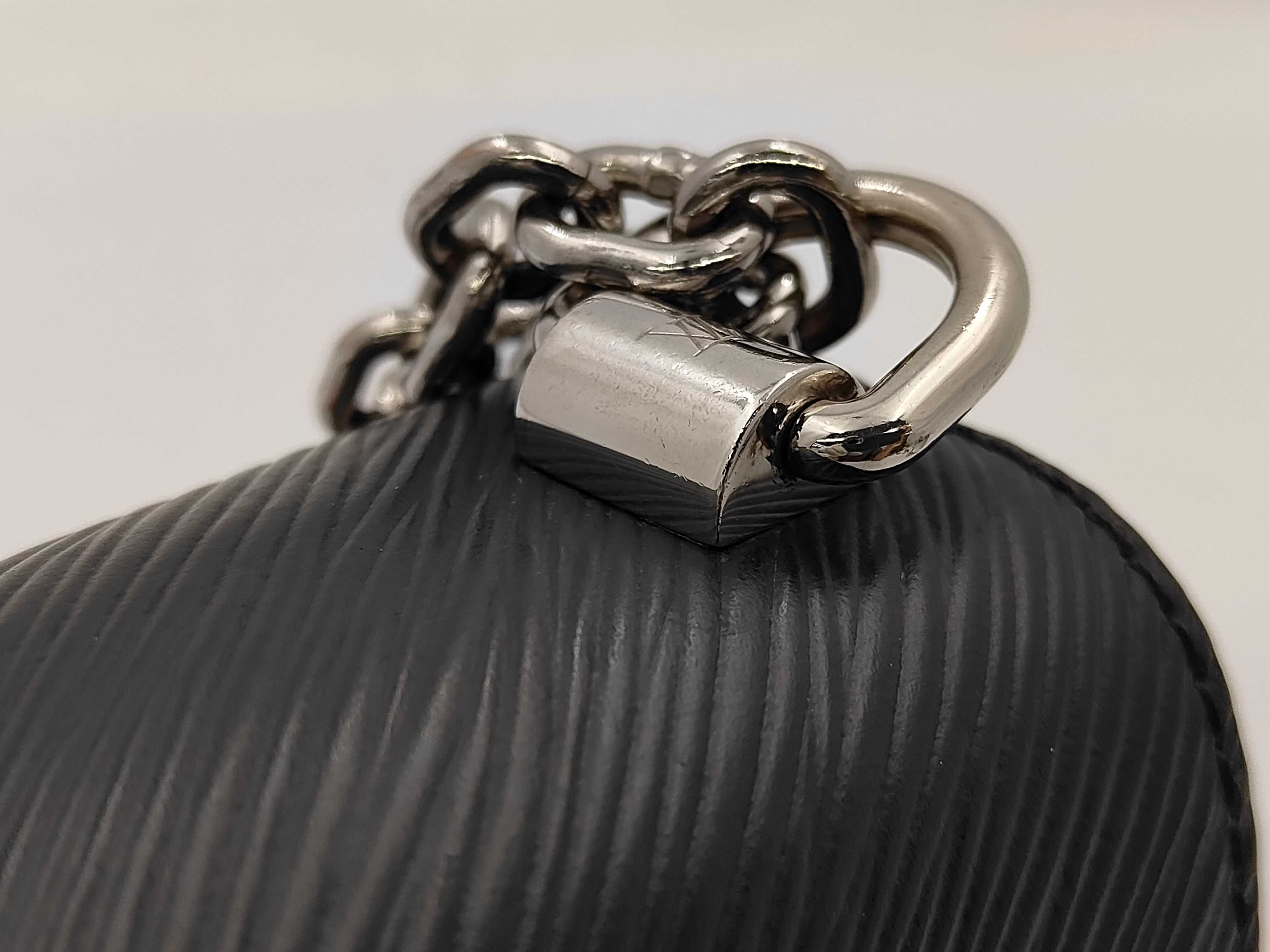 M50282 Twist MM Epi Noir Shoulder Bag — view 8