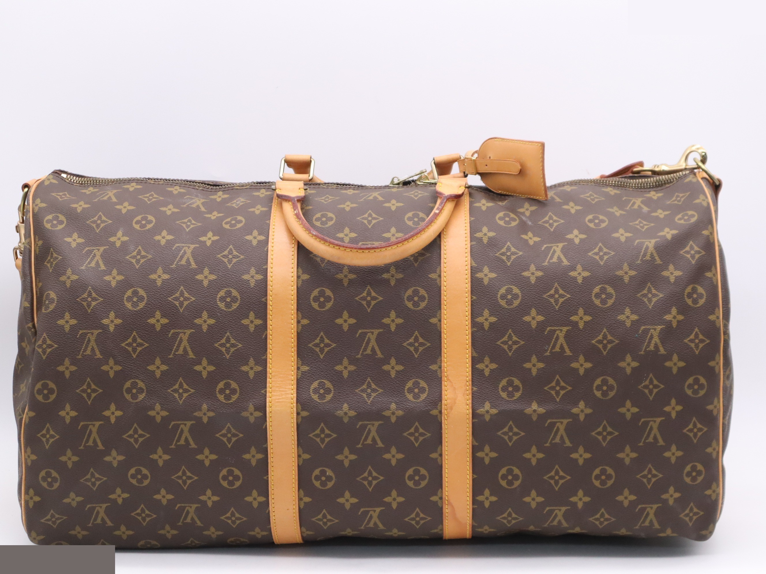 Keepall Bandoulière 60 with shoulder strap, name tag, and handle. — view 2