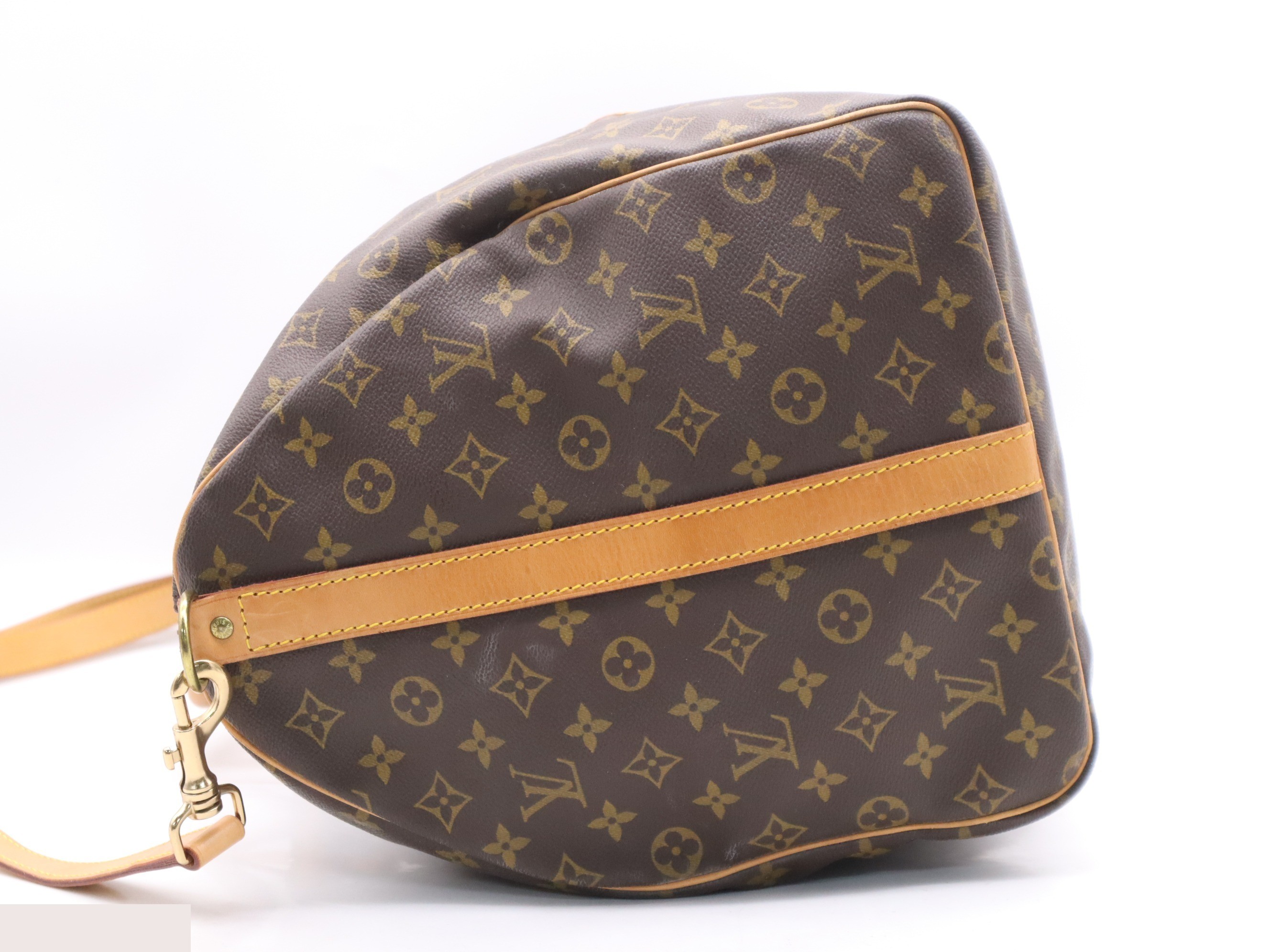 Keepall Bandoulière 60 with shoulder strap, name tag, and handle. — view 3