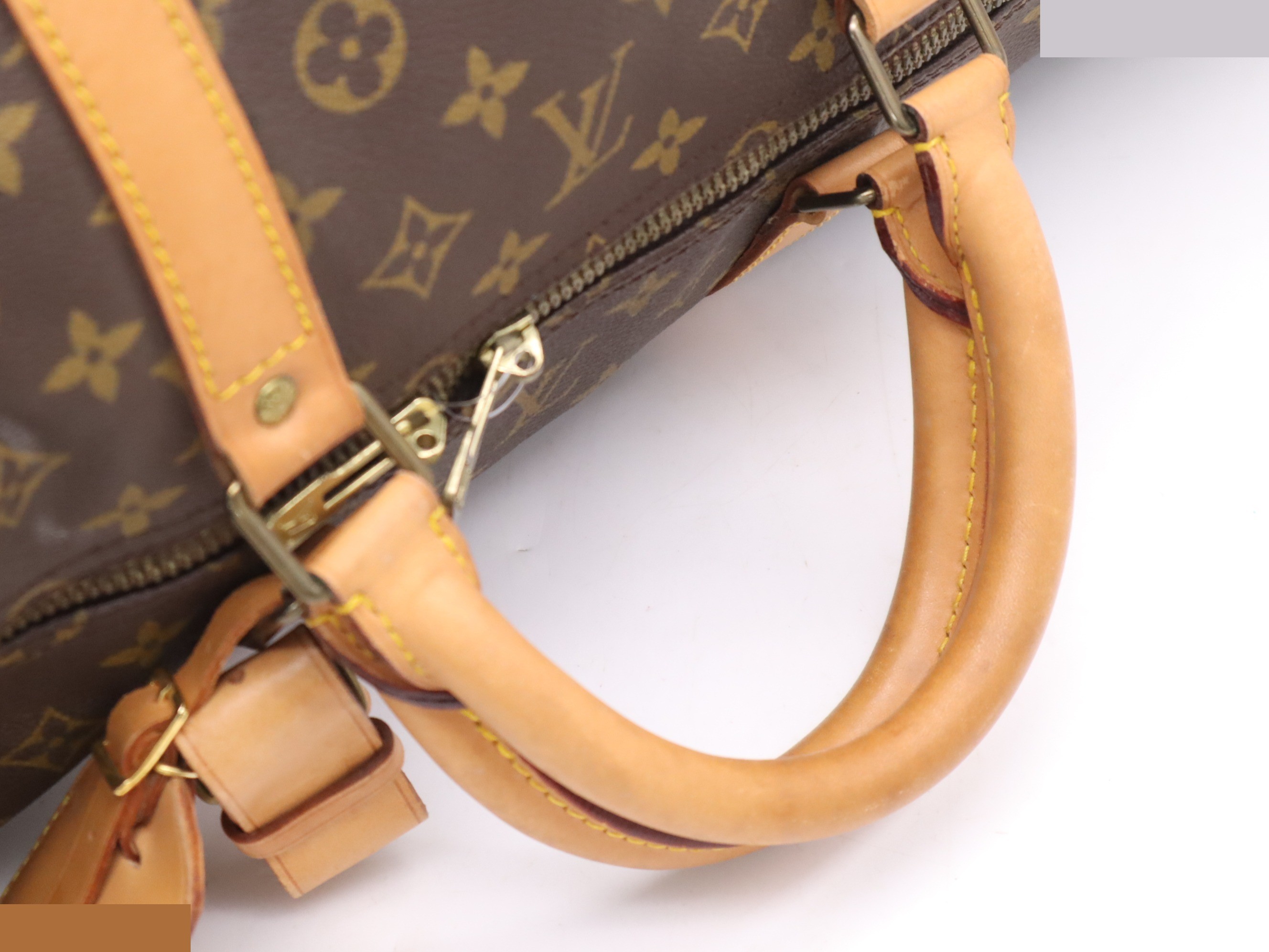 Keepall Bandoulière 60 with shoulder strap, name tag, and handle. — view 6