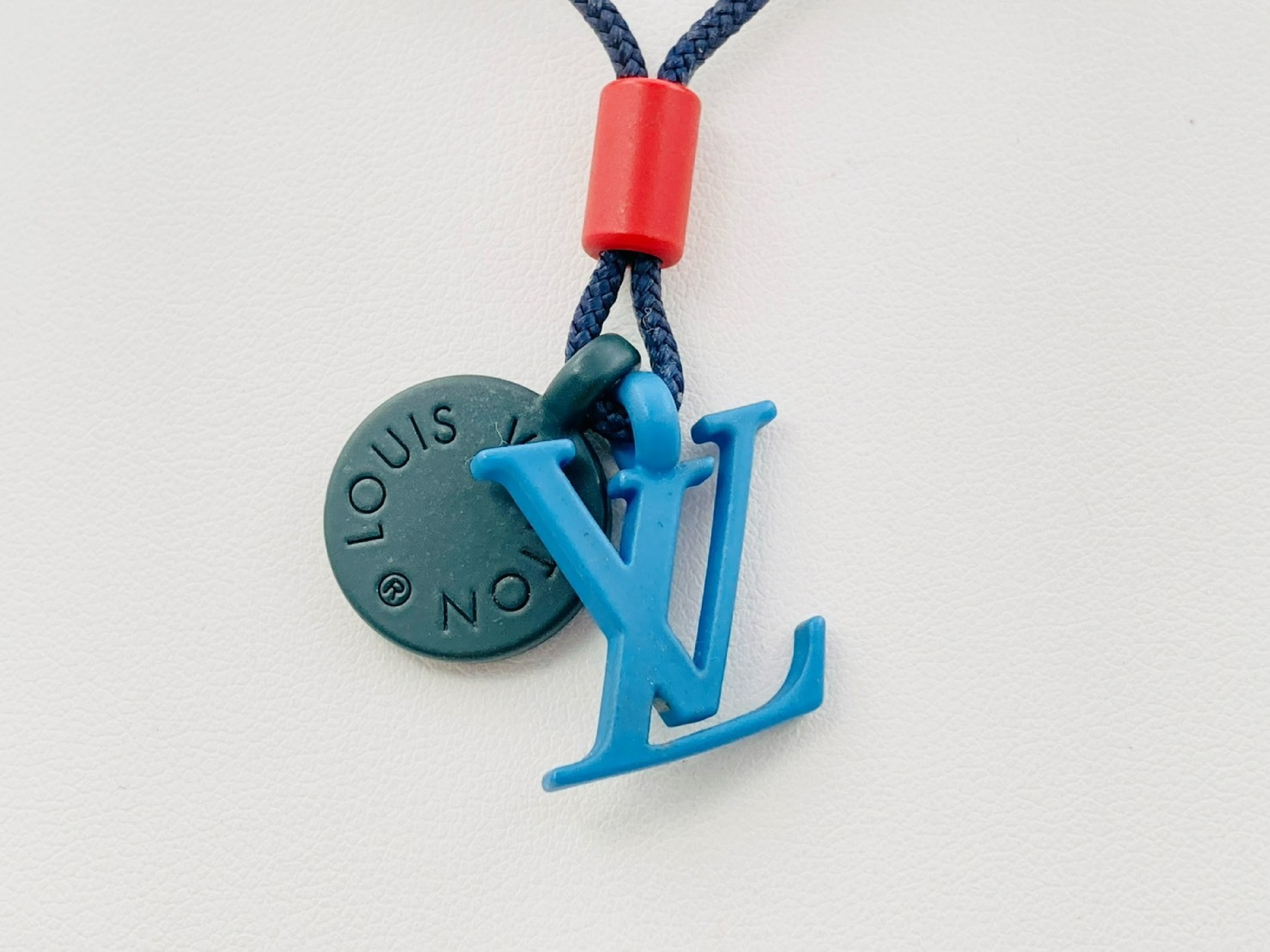 M63648 Collier Charms OnTheGo Fabric Cord OB0197 Necklace
