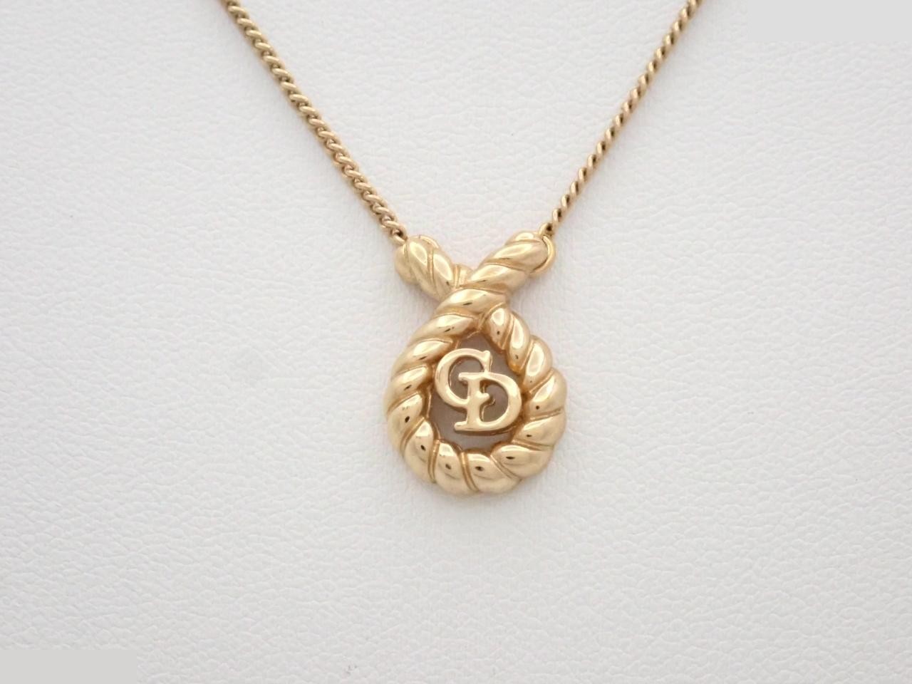 Gold necklace, chain approximately 44cm