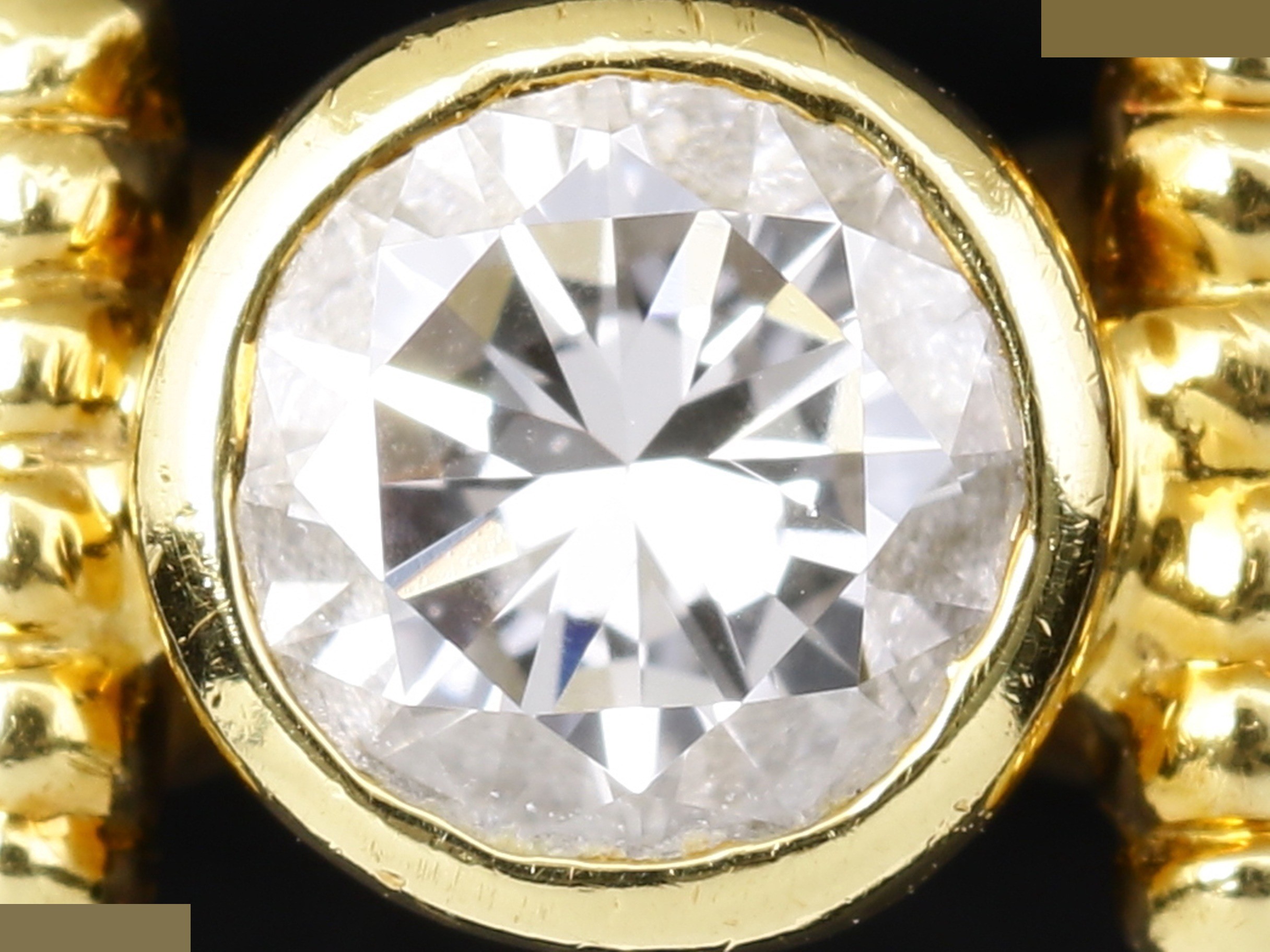 D0.214ct F VS1 * Fluorescence: bluish-white K18YG 3.22g — view 2