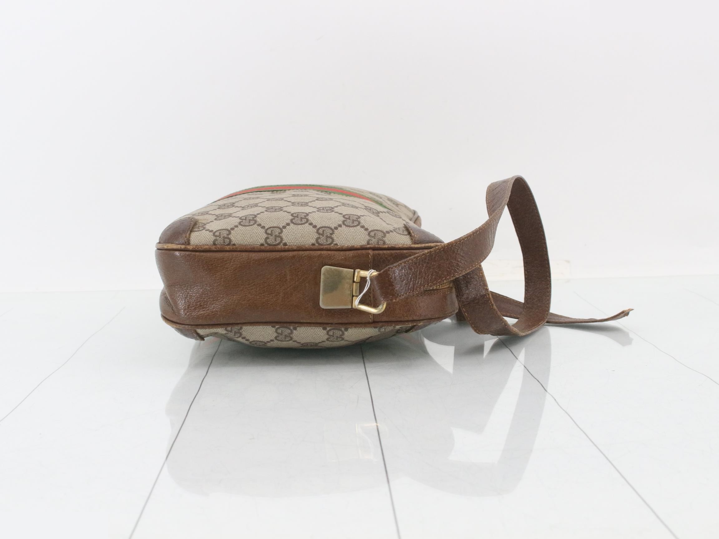 GG Supreme Shoulder Bag — view 3