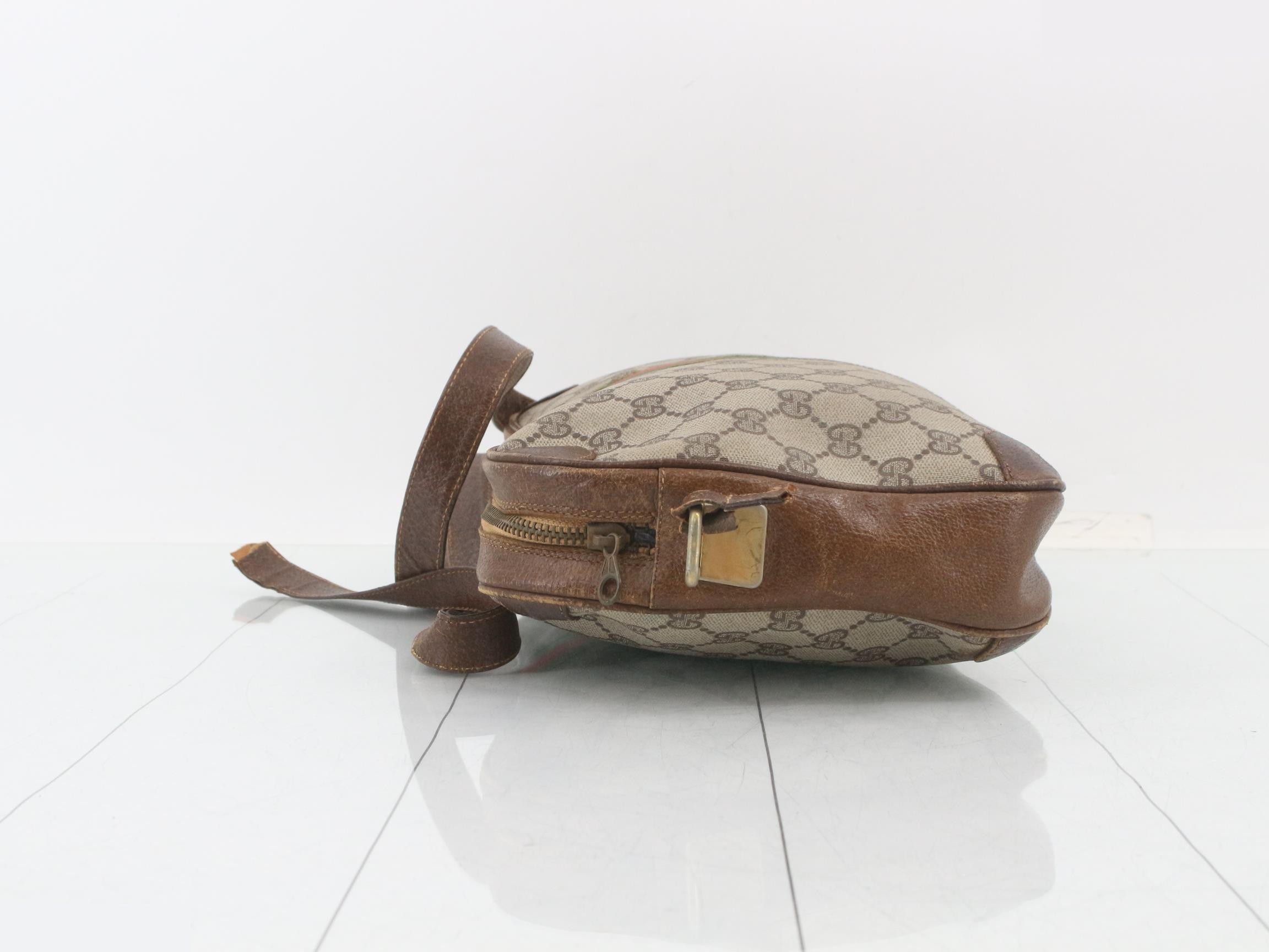 GG Supreme Shoulder Bag — view 4