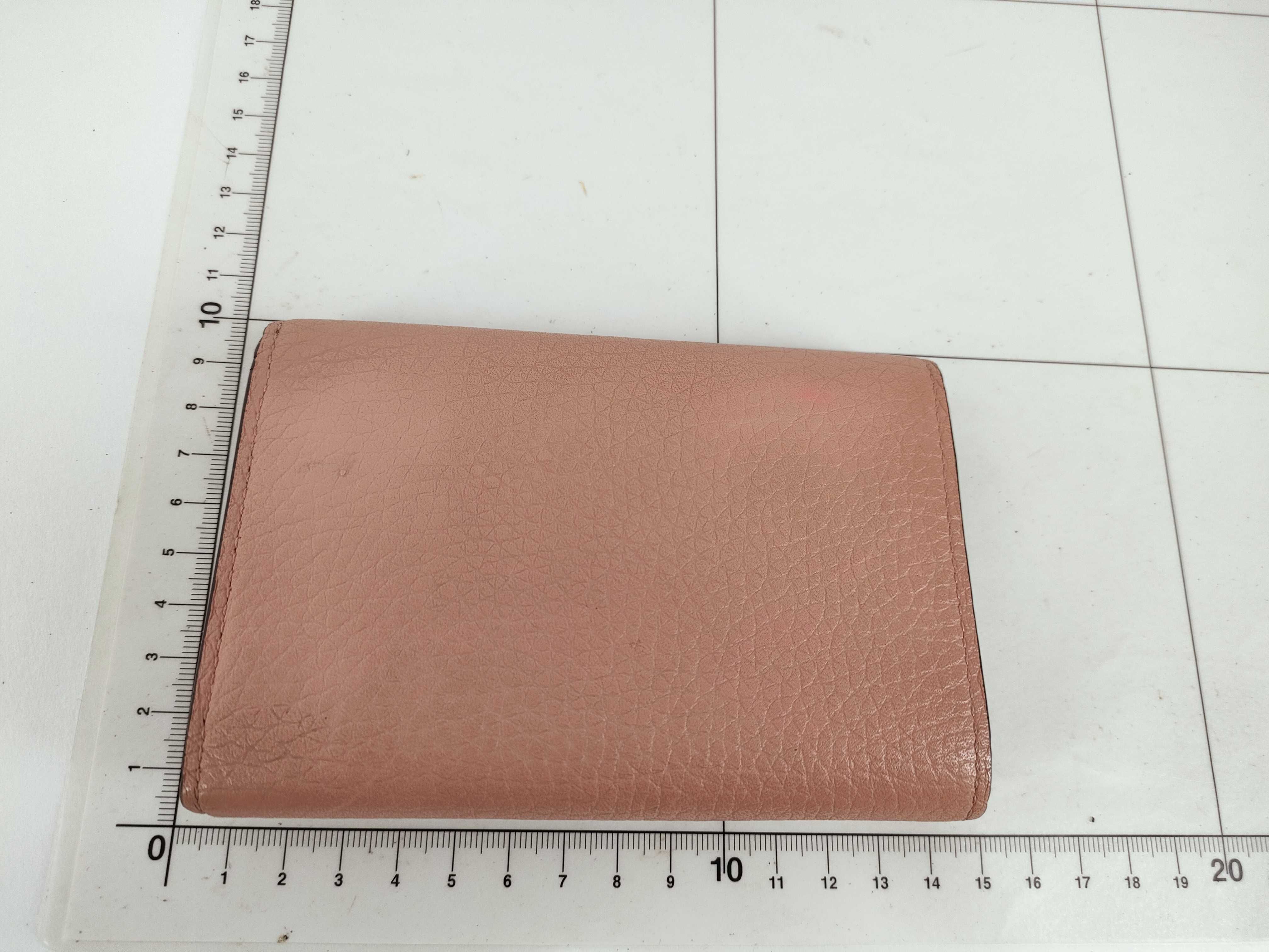 Taurillon Portefeuille Capucines Compact Magnolia M62156 Wallet — view 2