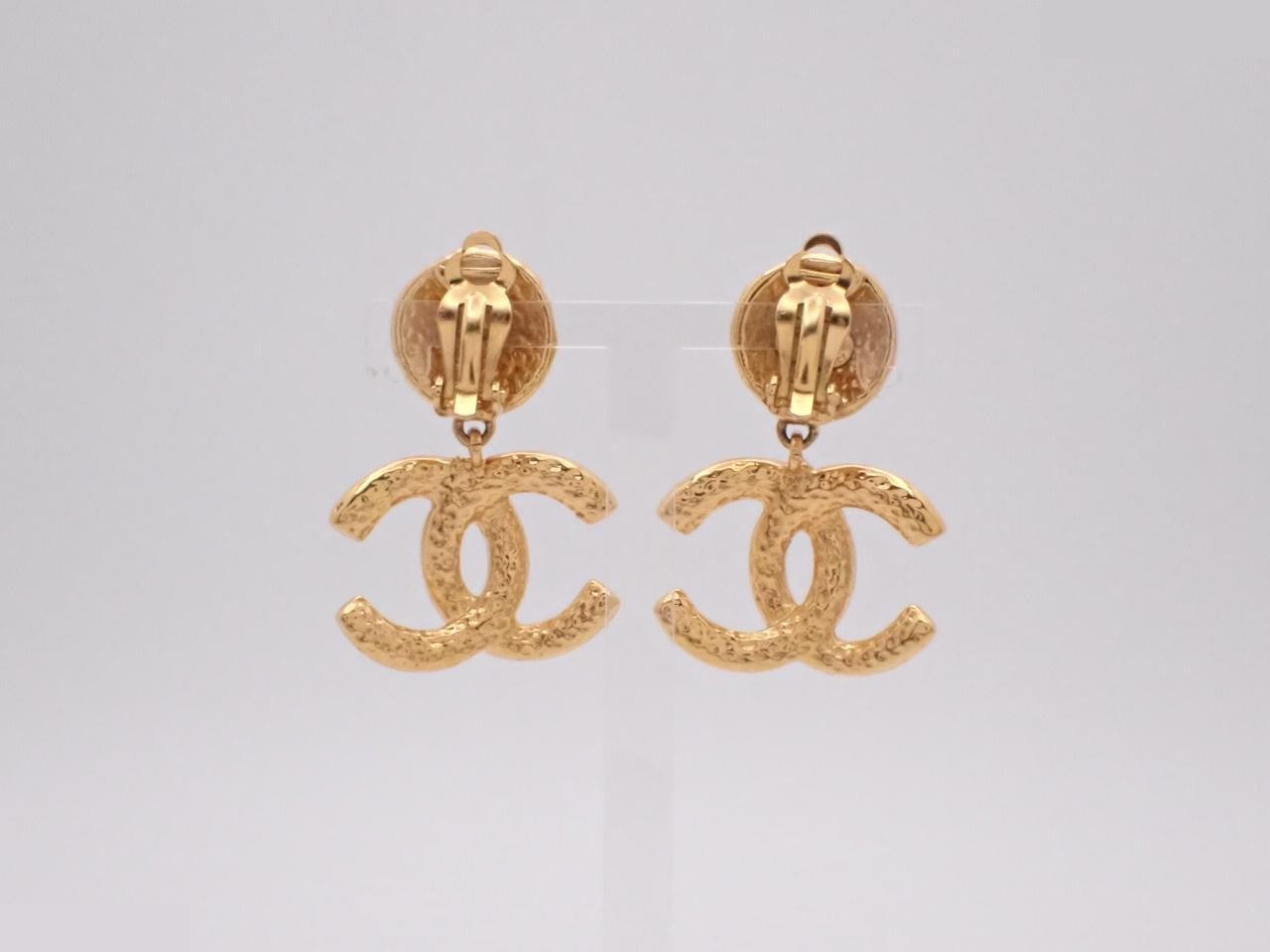 Earrings with Coco Mark design, gold. — view 2