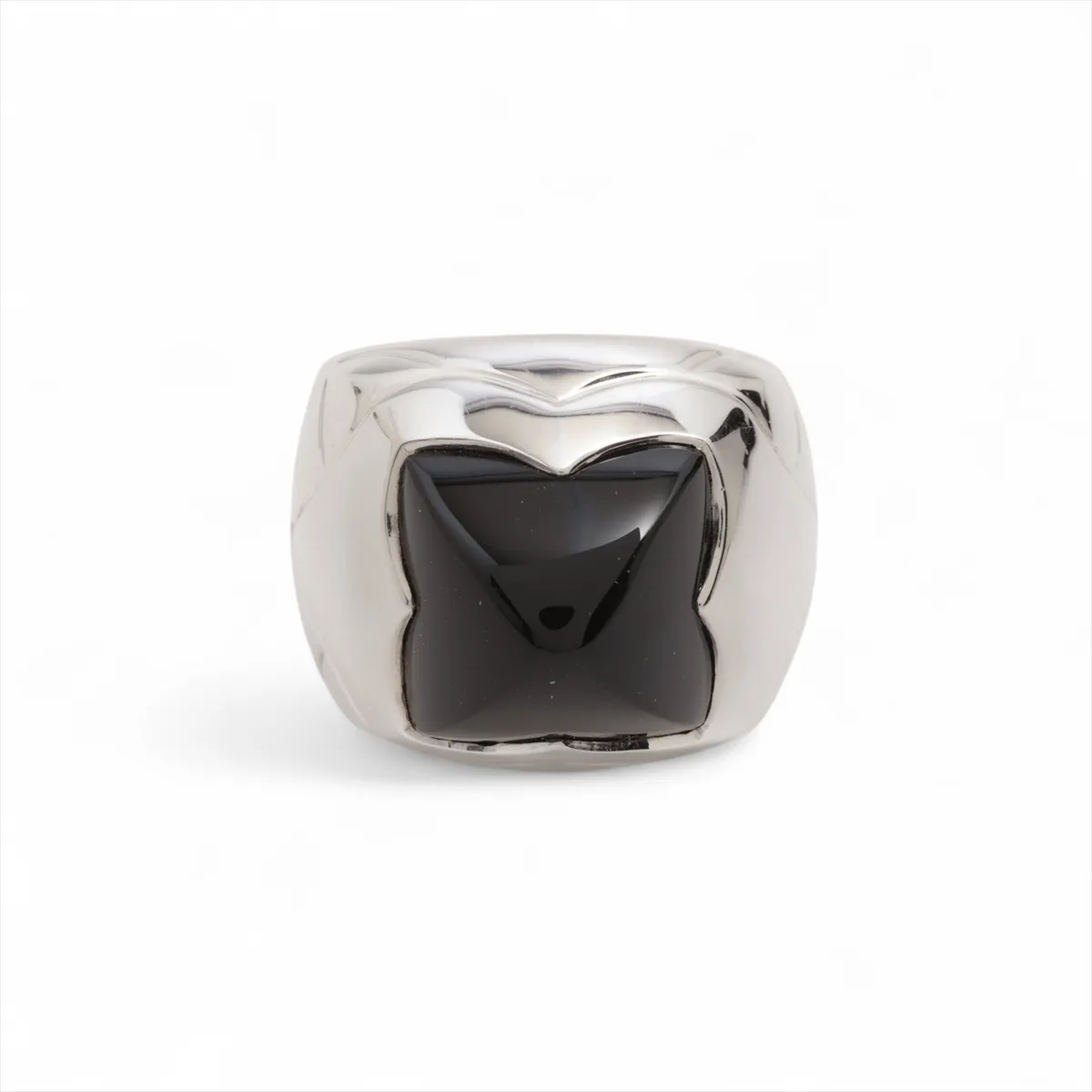 Pyramide Onyx Ring, 750 (WG), 16.4g.