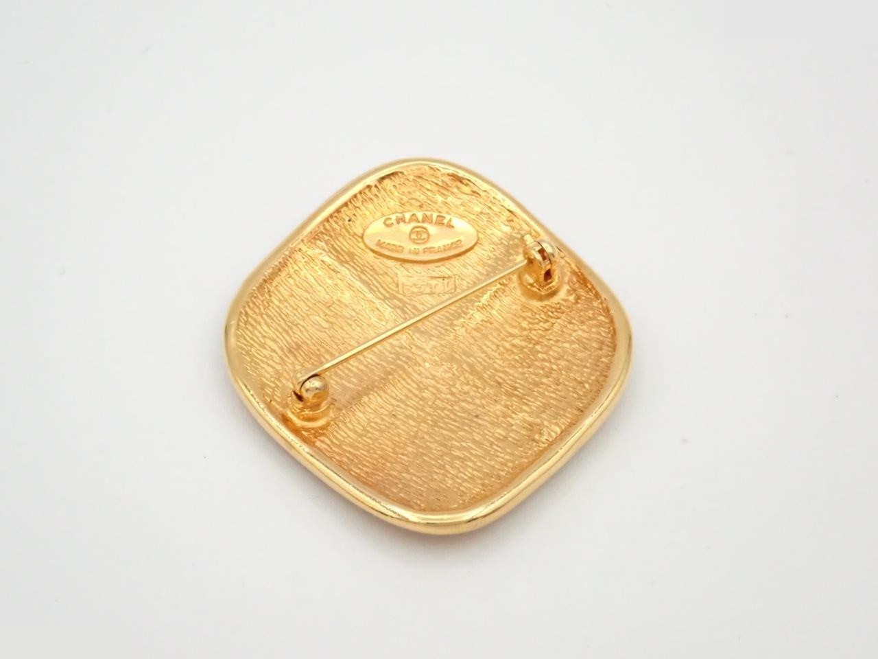 Matelasse brooch gold color — view 2