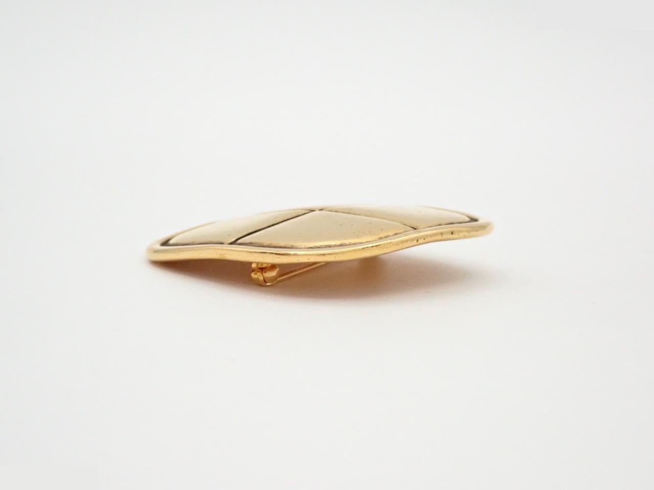 Matelasse brooch gold color — view 3