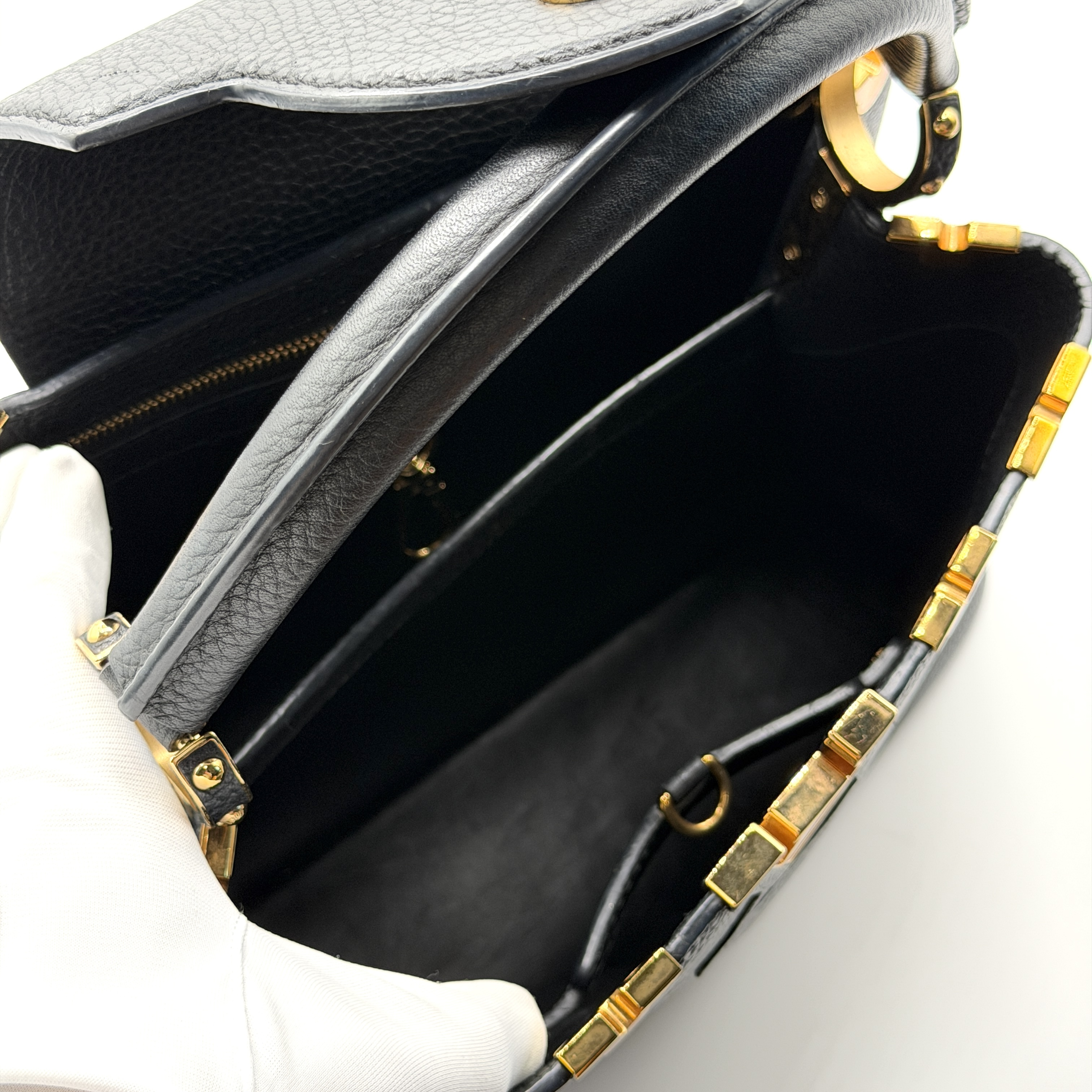 Capucines MM handbag, Taurillon leather, flower design, 2-way shoulder bag — view 13