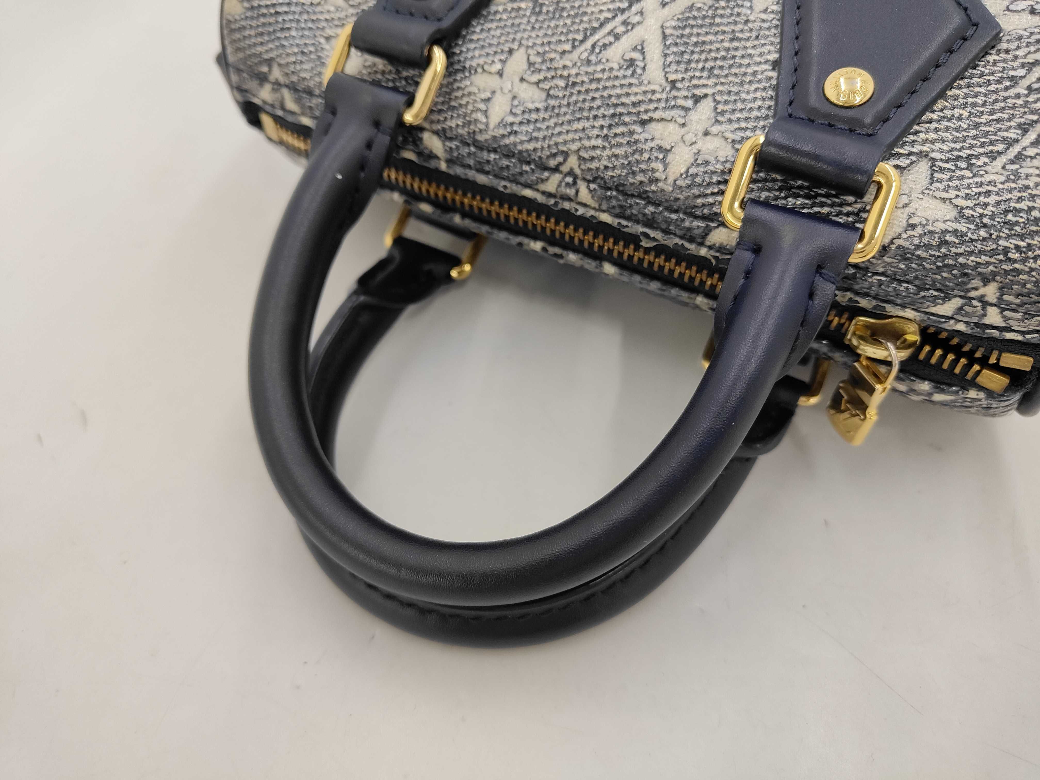 M23069 Louis Vuitton Speedy Bandoulière 20 RFID Monogram Laminated Jacquard Handbag — view 4