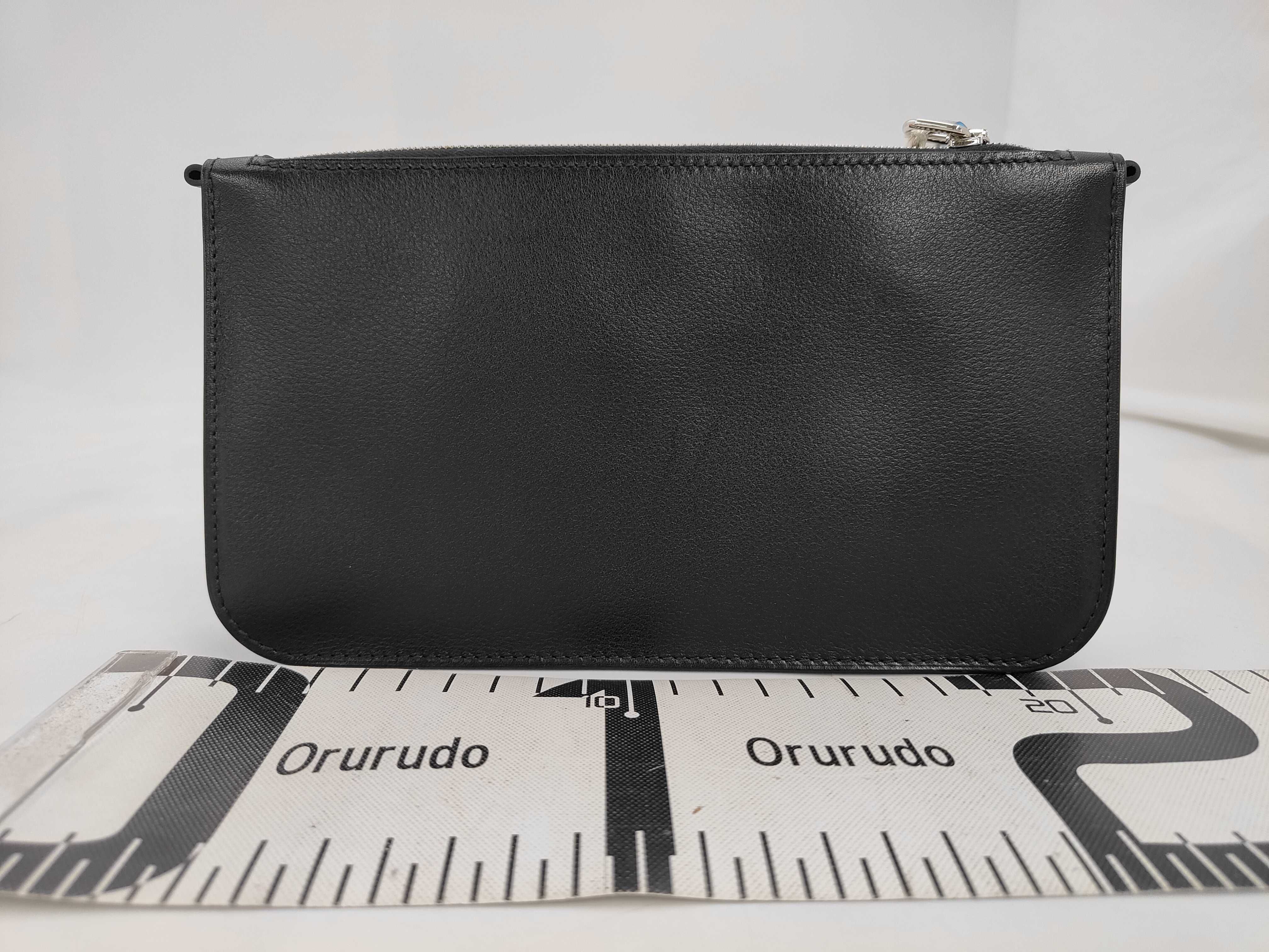 Zip Angou Tougo Chaine d'Ancre Black Silver Hardware K Engraved Shoulder Bag — view 2