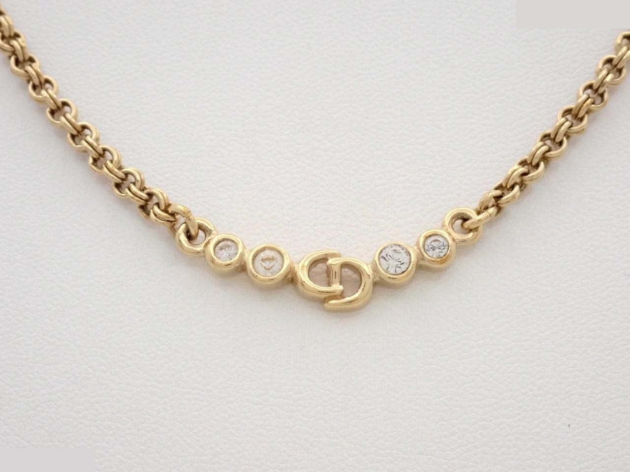 Other line: Precious metals, necklaces, pendants, neck circumference approximately 41 cm.