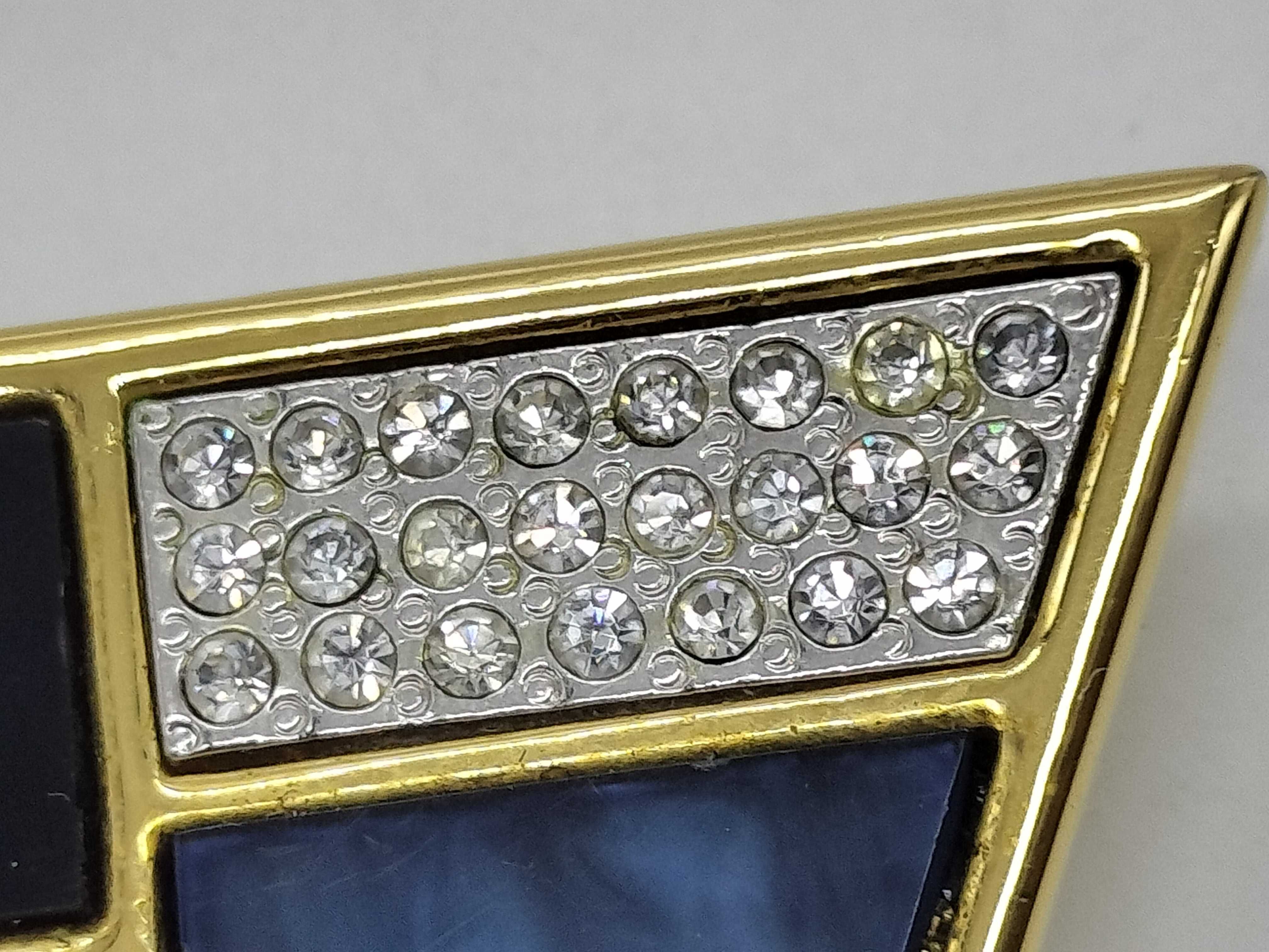 brooch — view 3