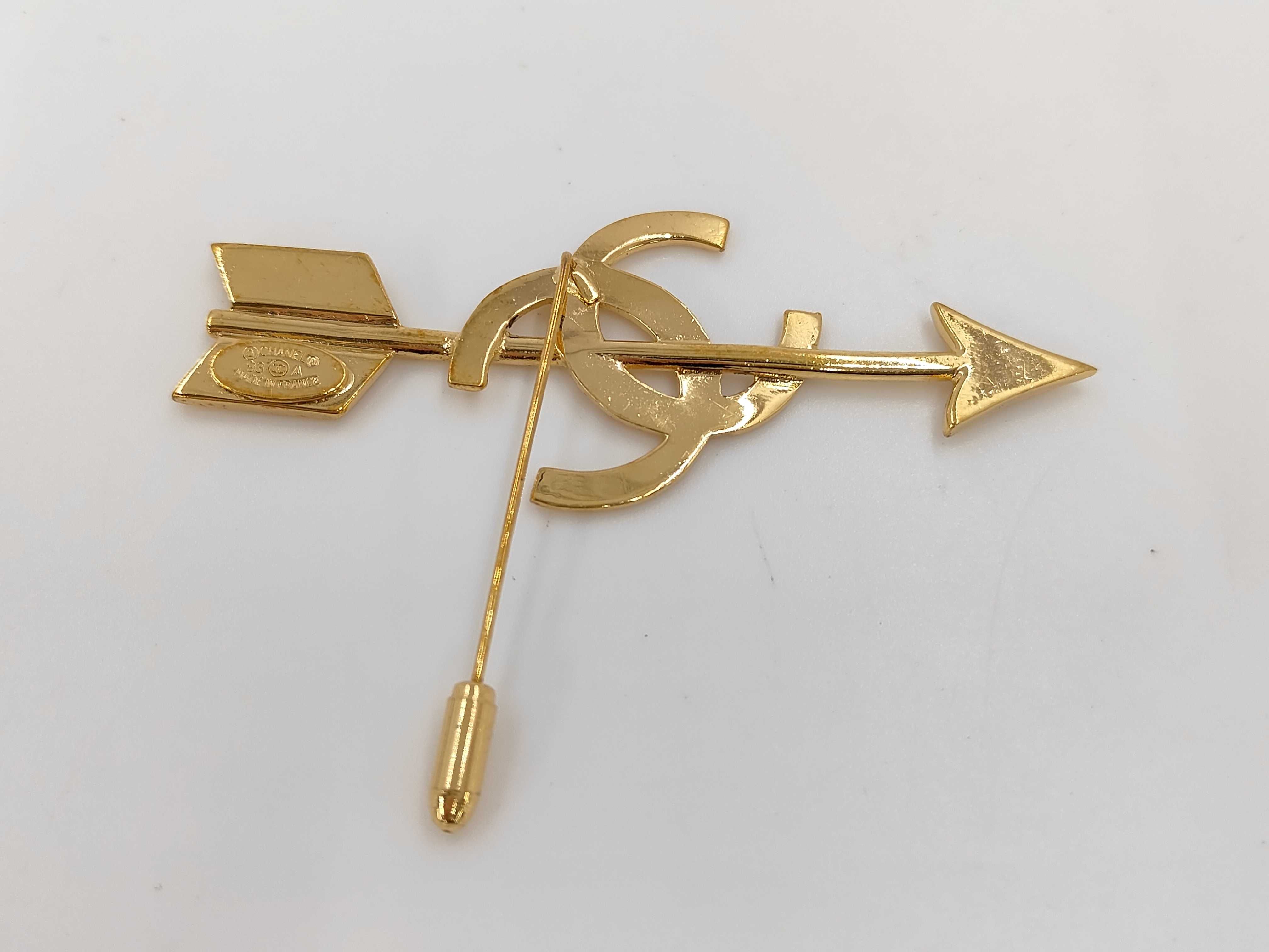 brooch, Coco Mark, arrow, bow, gold, 93 o'clock brooch — view 2