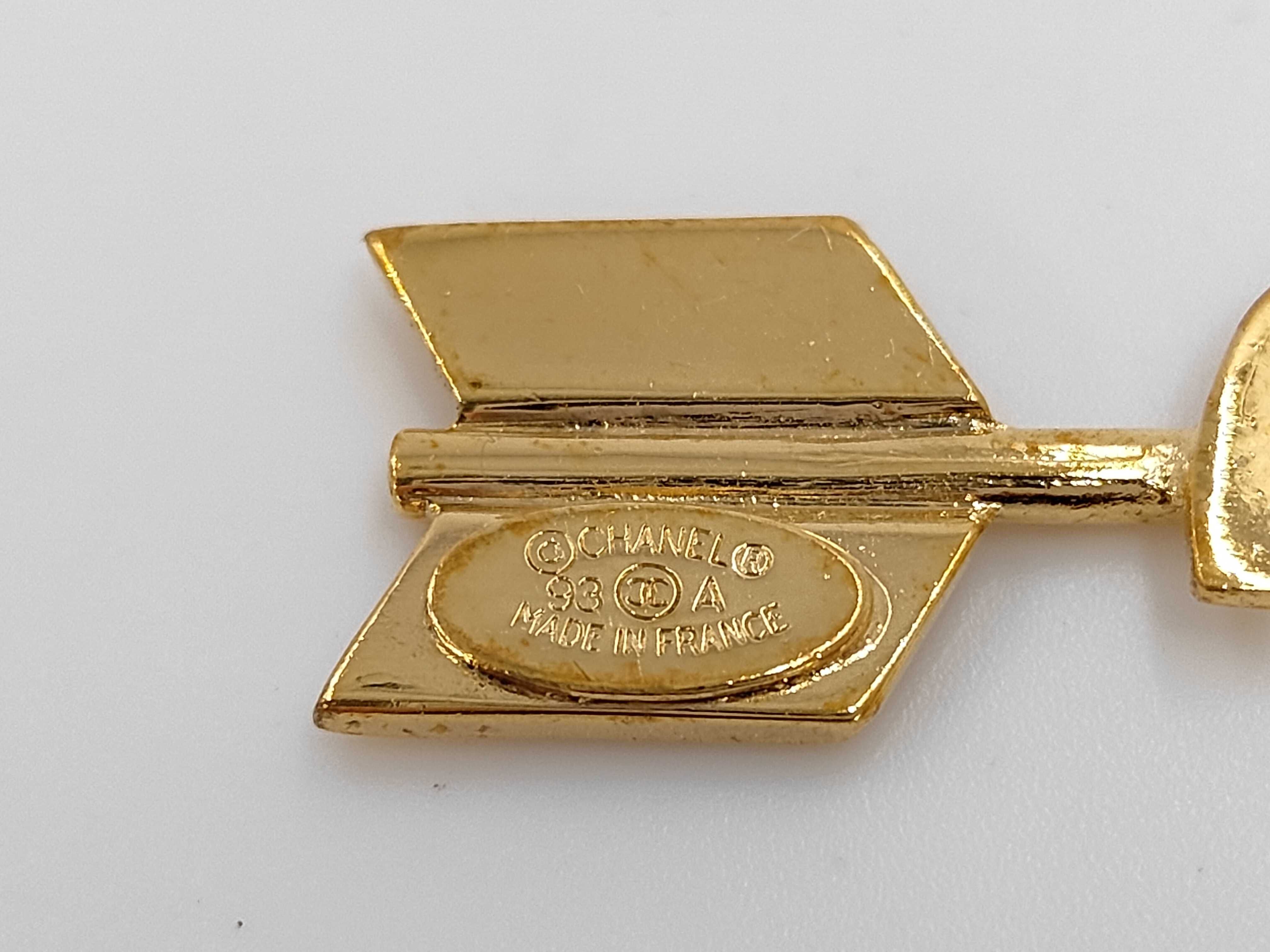 brooch, Coco Mark, arrow, bow, gold, 93 o'clock brooch — view 3