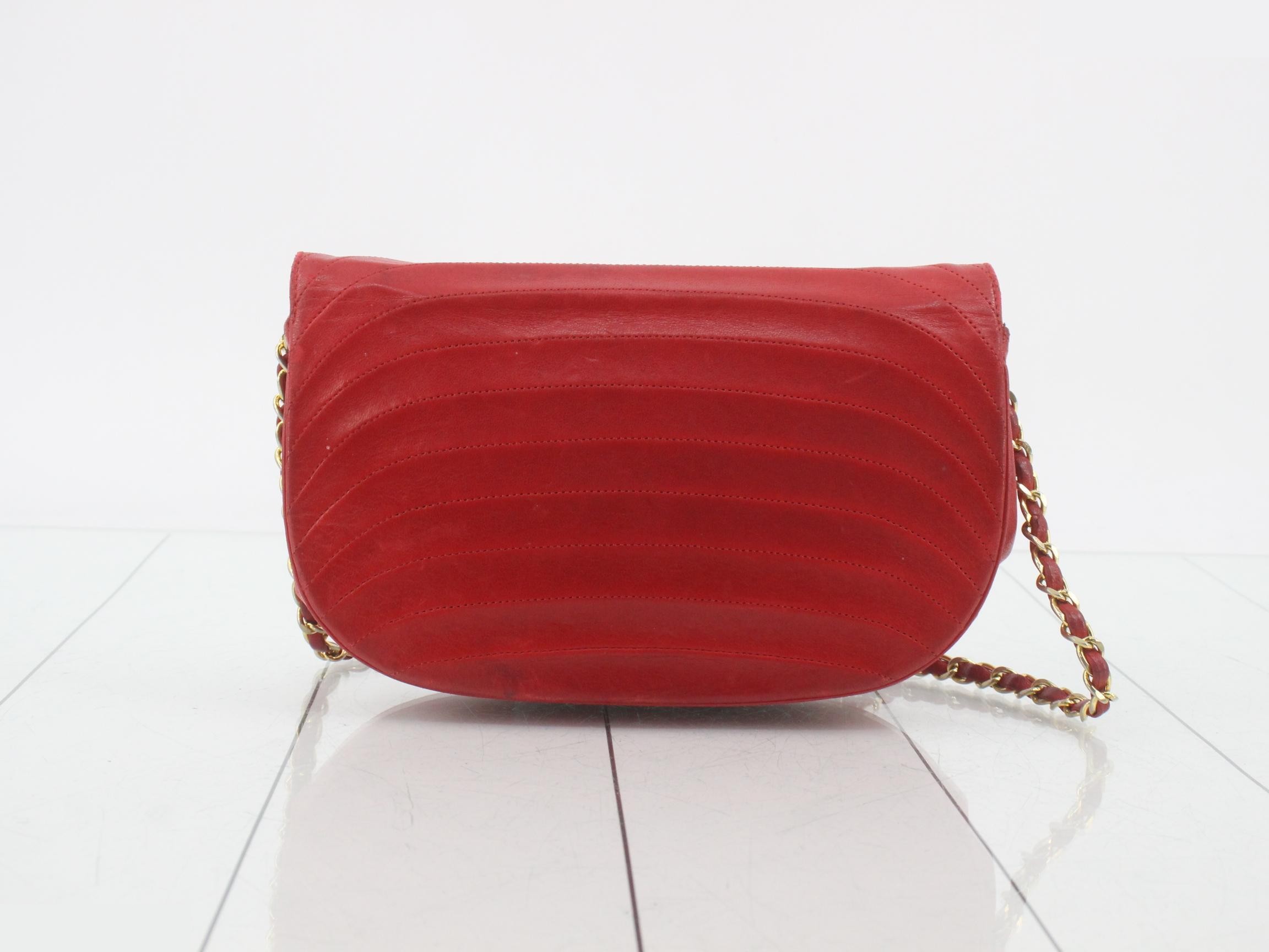 Half-moon turn-lock shoulder bag, lambskin. — view 2