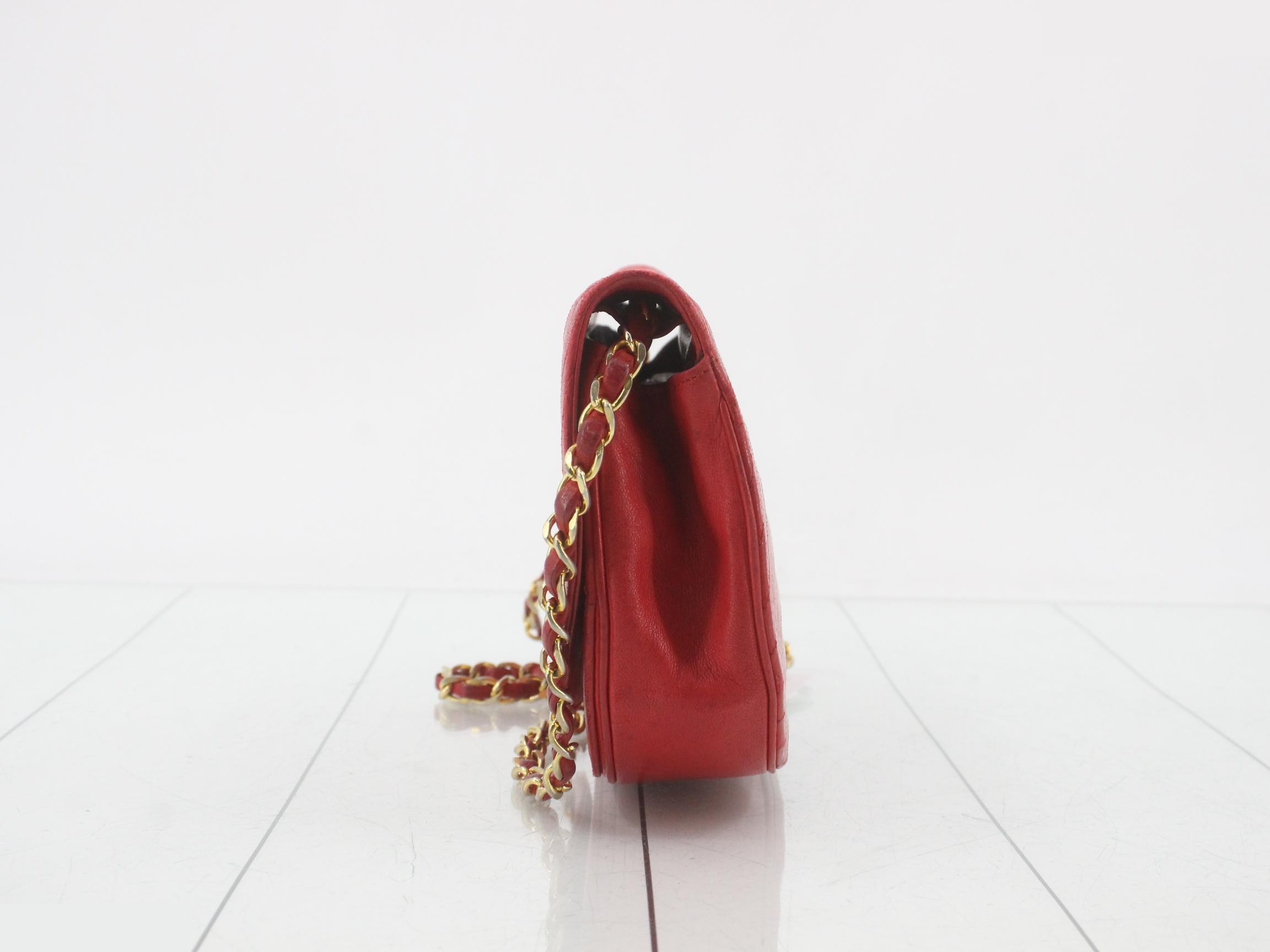 Half-moon turn-lock shoulder bag, lambskin. — view 3