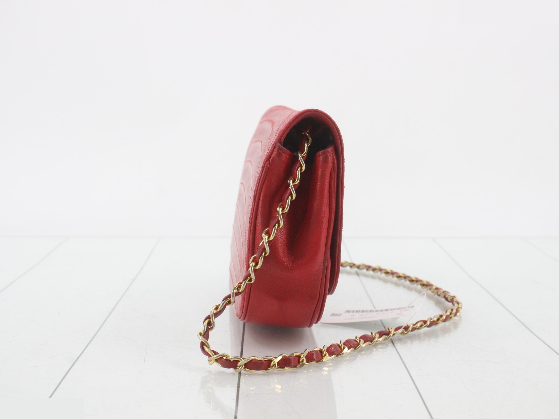 Half-moon turn-lock shoulder bag, lambskin. — view 4