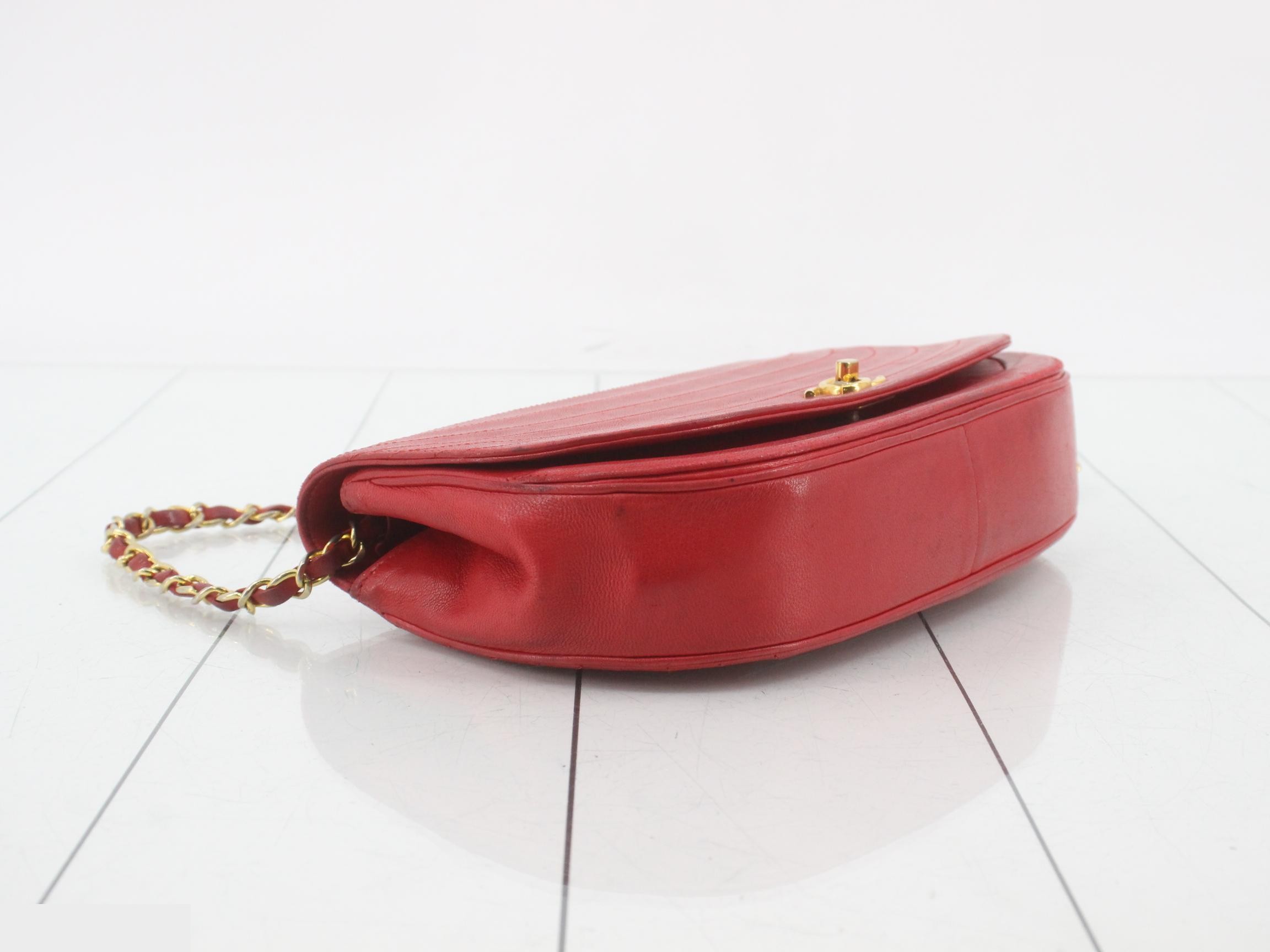 Half-moon turn-lock shoulder bag, lambskin. — view 5