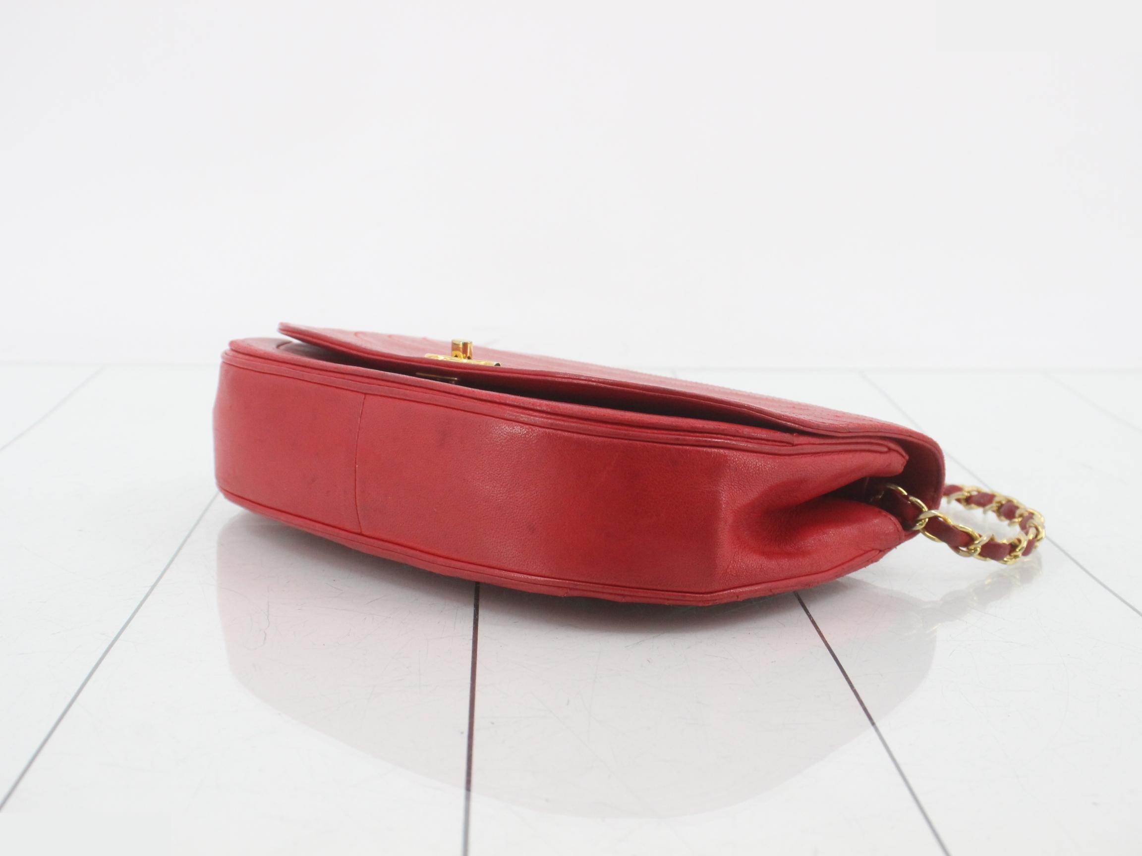 Half-moon turn-lock shoulder bag, lambskin. — view 6