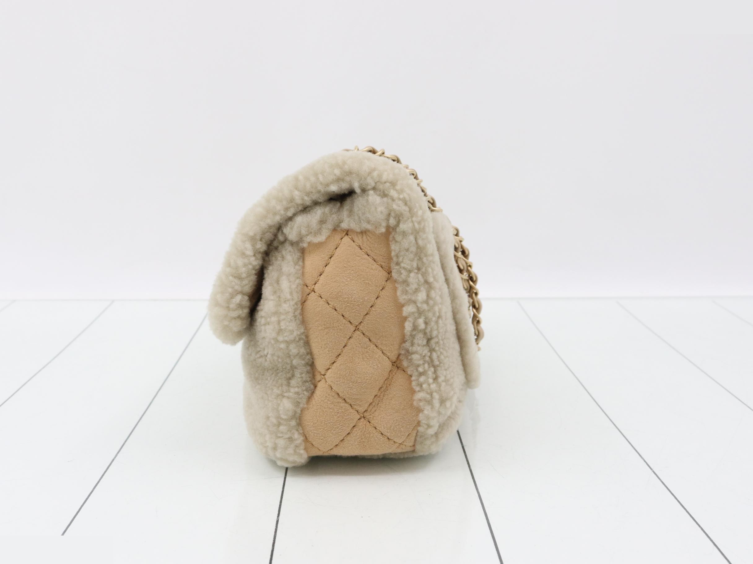 Matelassé (bag) - Shoulder bag, sheepskin, pearl, serial number 20s — view 3