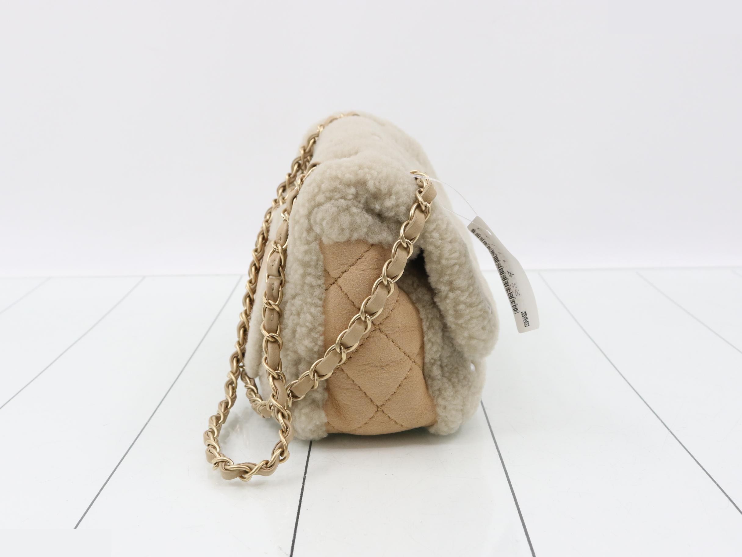 Matelassé (bag) - Shoulder bag, sheepskin, pearl, serial number 20s — view 4