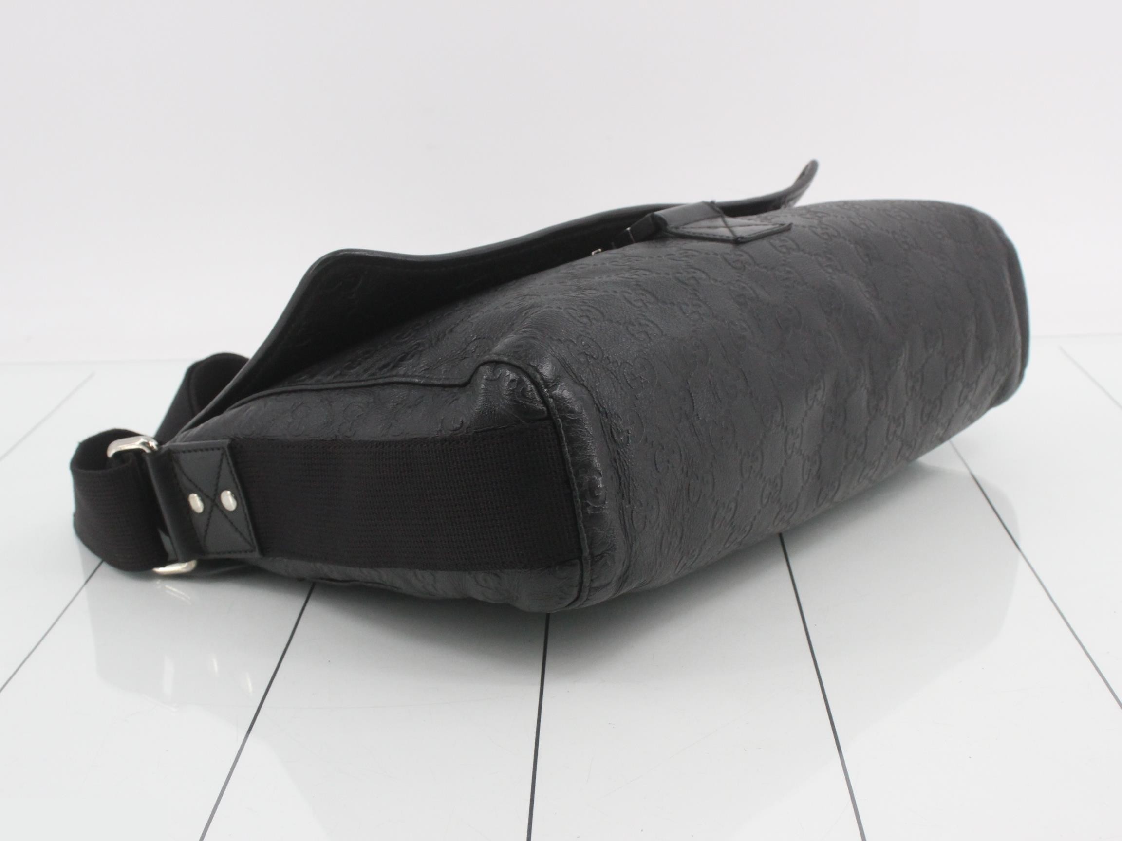 Guccisima leather logo embossed shoulder bag black — view 5