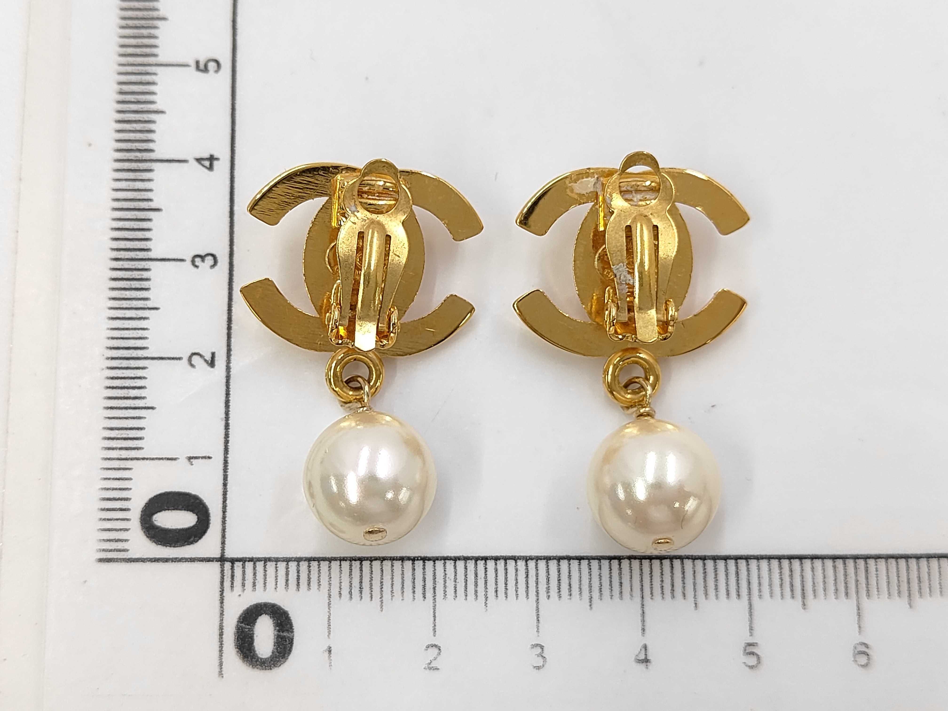 Turnlock F Pearl Earrings (with comments) 96P Earrings — view 3