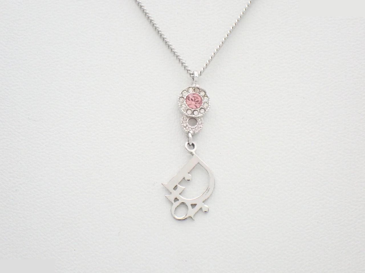 Other line: Precious metal necklaces and pendants, neck circumference approximately 50cm.