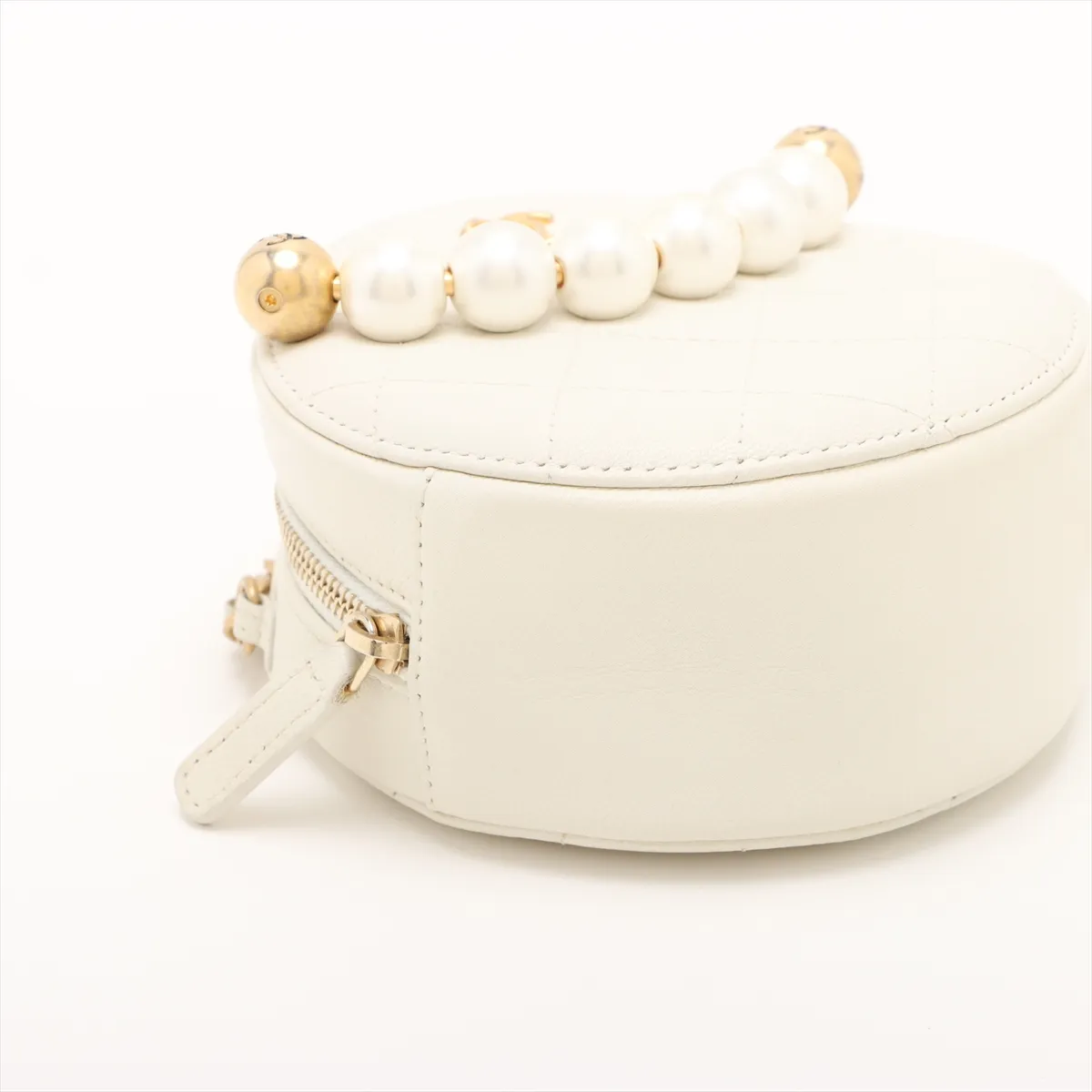 Matelassé Leather Chain Shoulder Bag, Pearl Round, White, Gold Hardware, 29265147, Serial Number 29, AP0999 — view 4