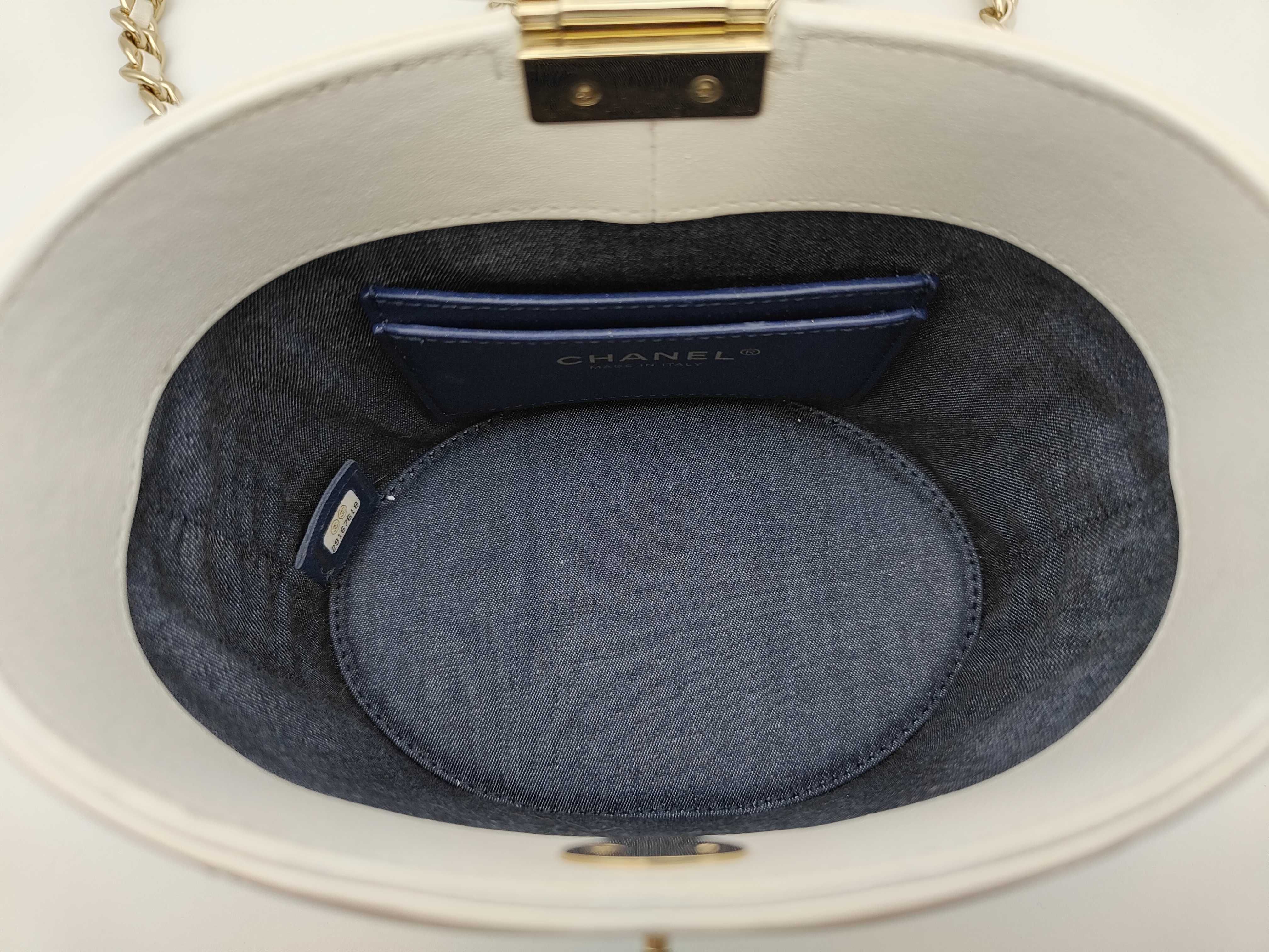 Vanity Chain Shoulder Bag — view 11