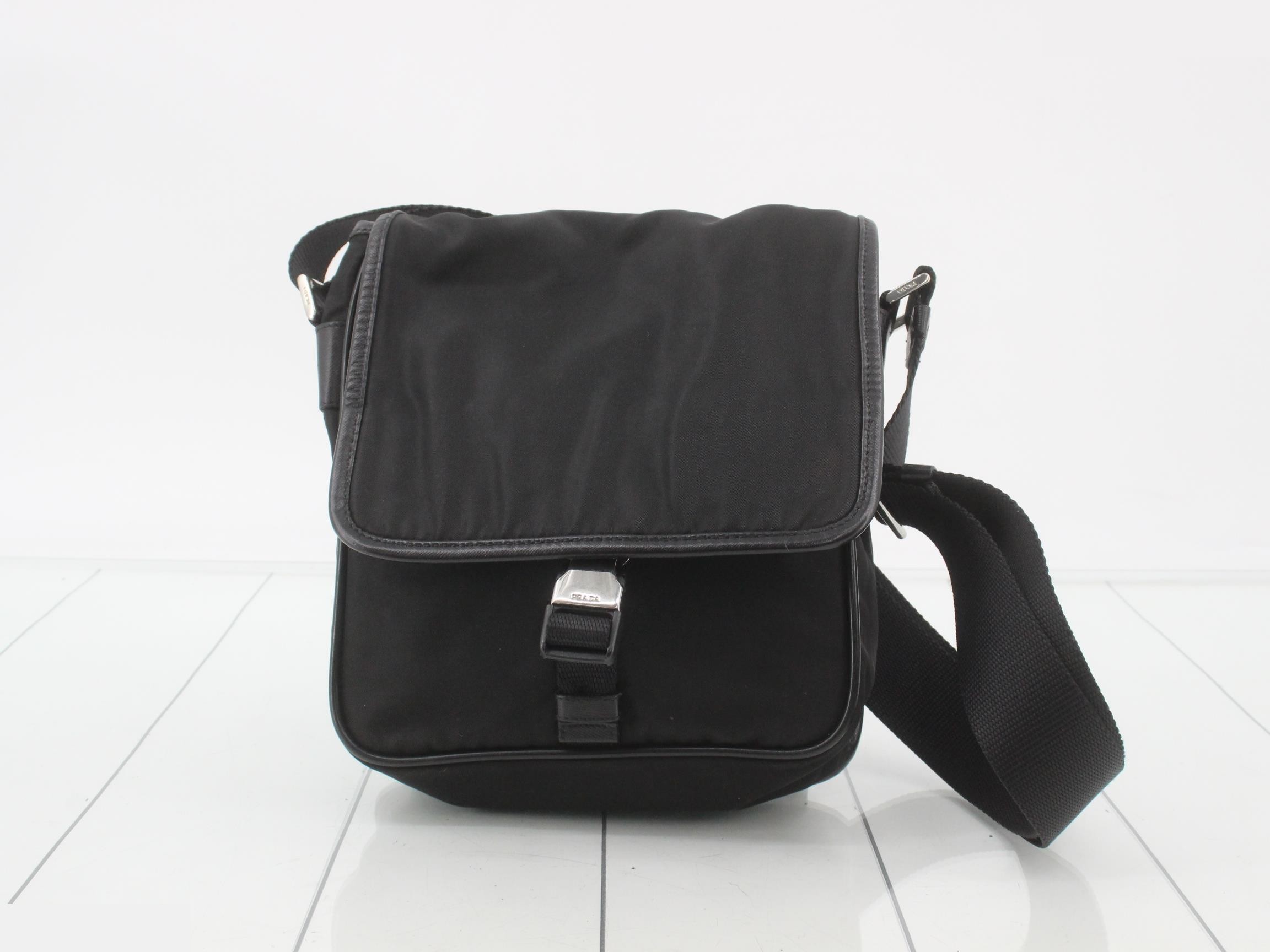Nylon shoulder bag black