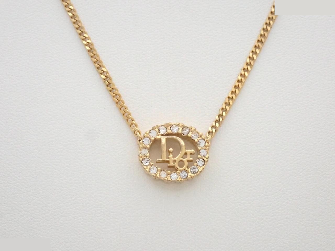 Other lines: Precious metals, necklaces, pendants, chains approximately 45cm long.