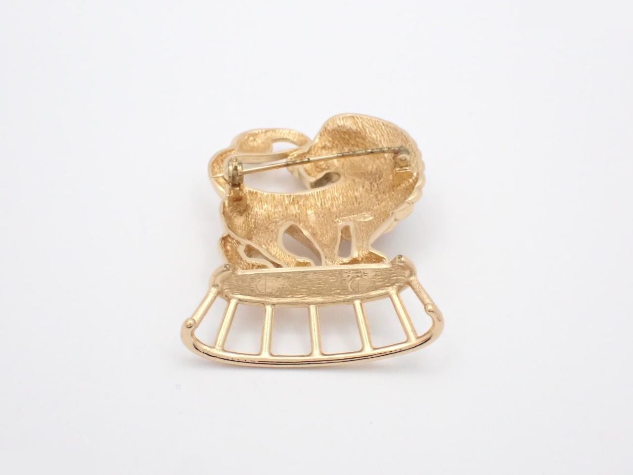 Other lines: Precious metals and rhinestones, brooches, lion motif. — view 2