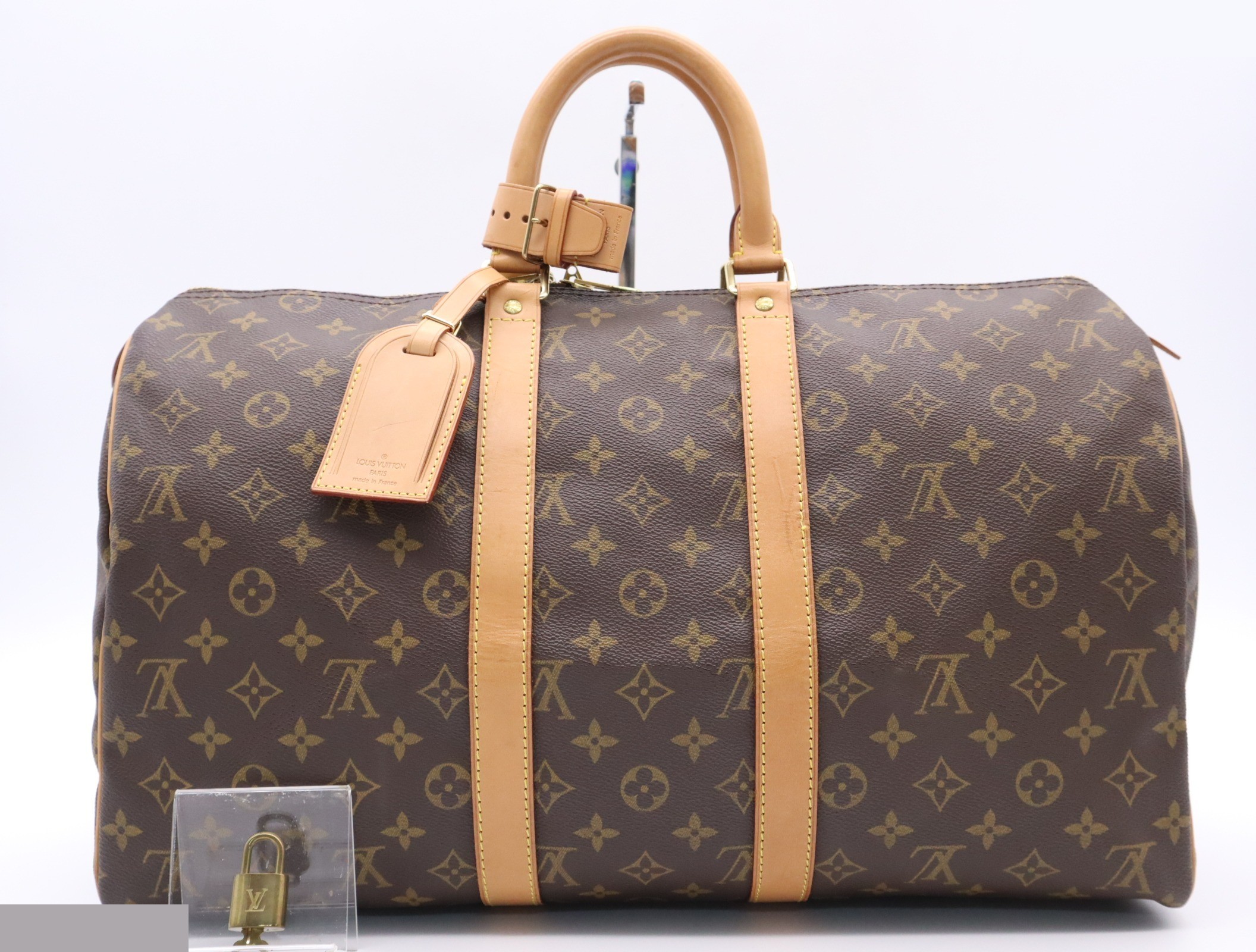 Keepall 45 with padlock, 2 keys, name tag, and handle strap.