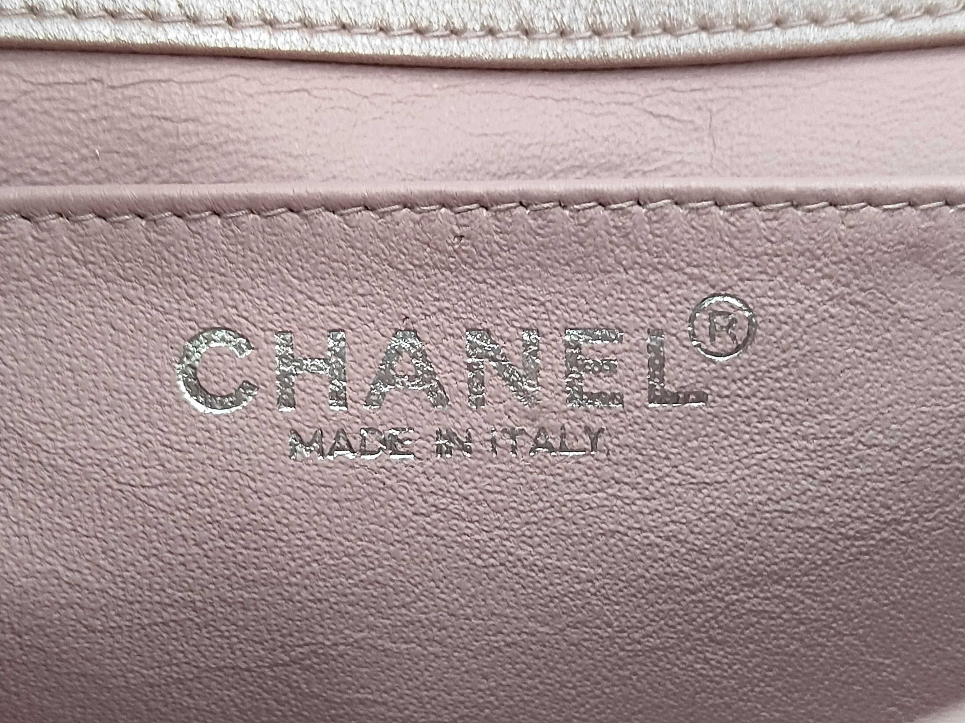 Matelassé Chain Shoulder Bag Leather Shoulder Bag — view 10