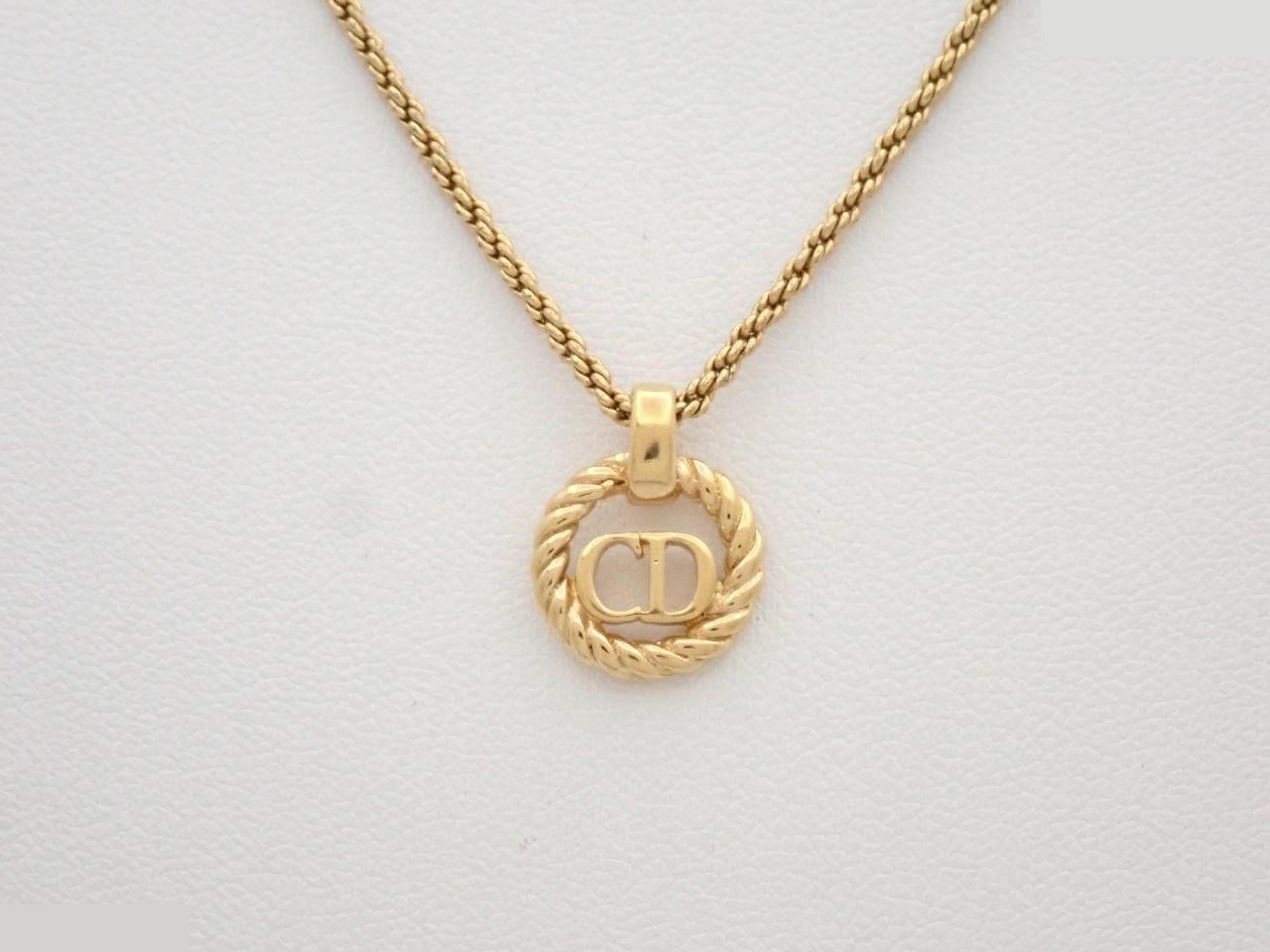 Gold chain, approximately 44 cm