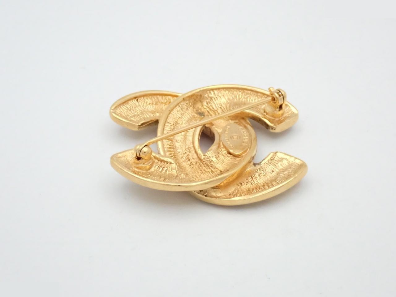 Matelassé (precious metal) brooch with Coco Mark, gold. — view 2