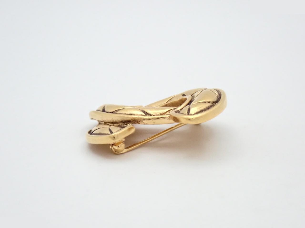 Matelassé (precious metal) brooch with Coco Mark, gold. — view 3