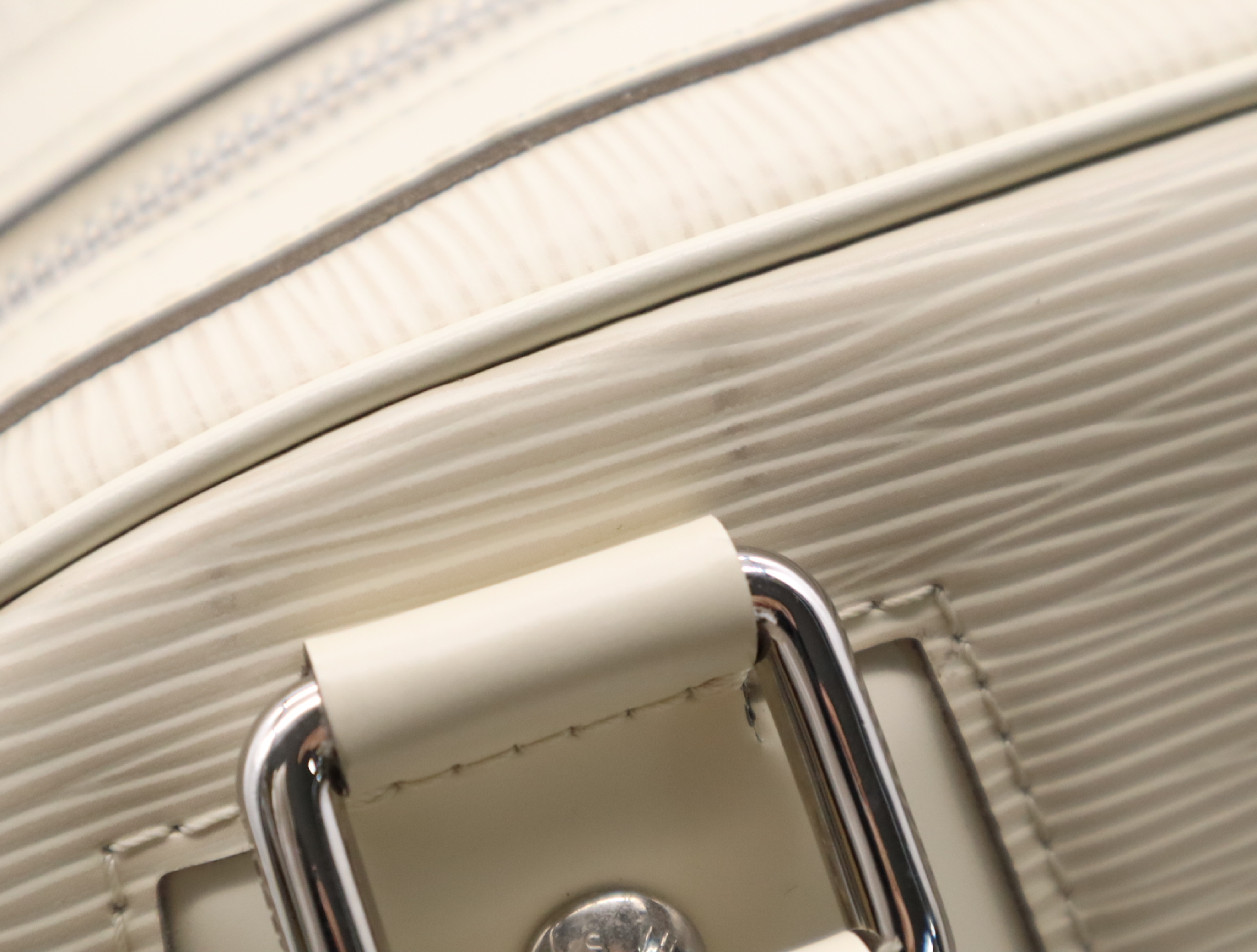 M5932J Epi Bowling Montaigne PM Ivoire Handbag — view 11