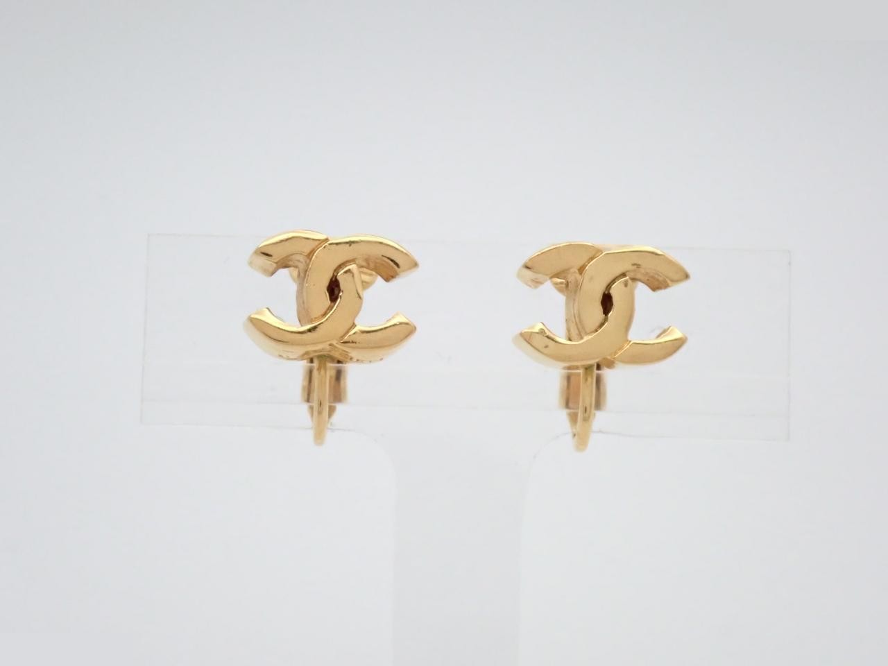 Earrings with Coco Mark design, gold.