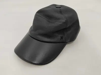 leather cap with H logo, size 60, grained deerskin, black. Other accessories.