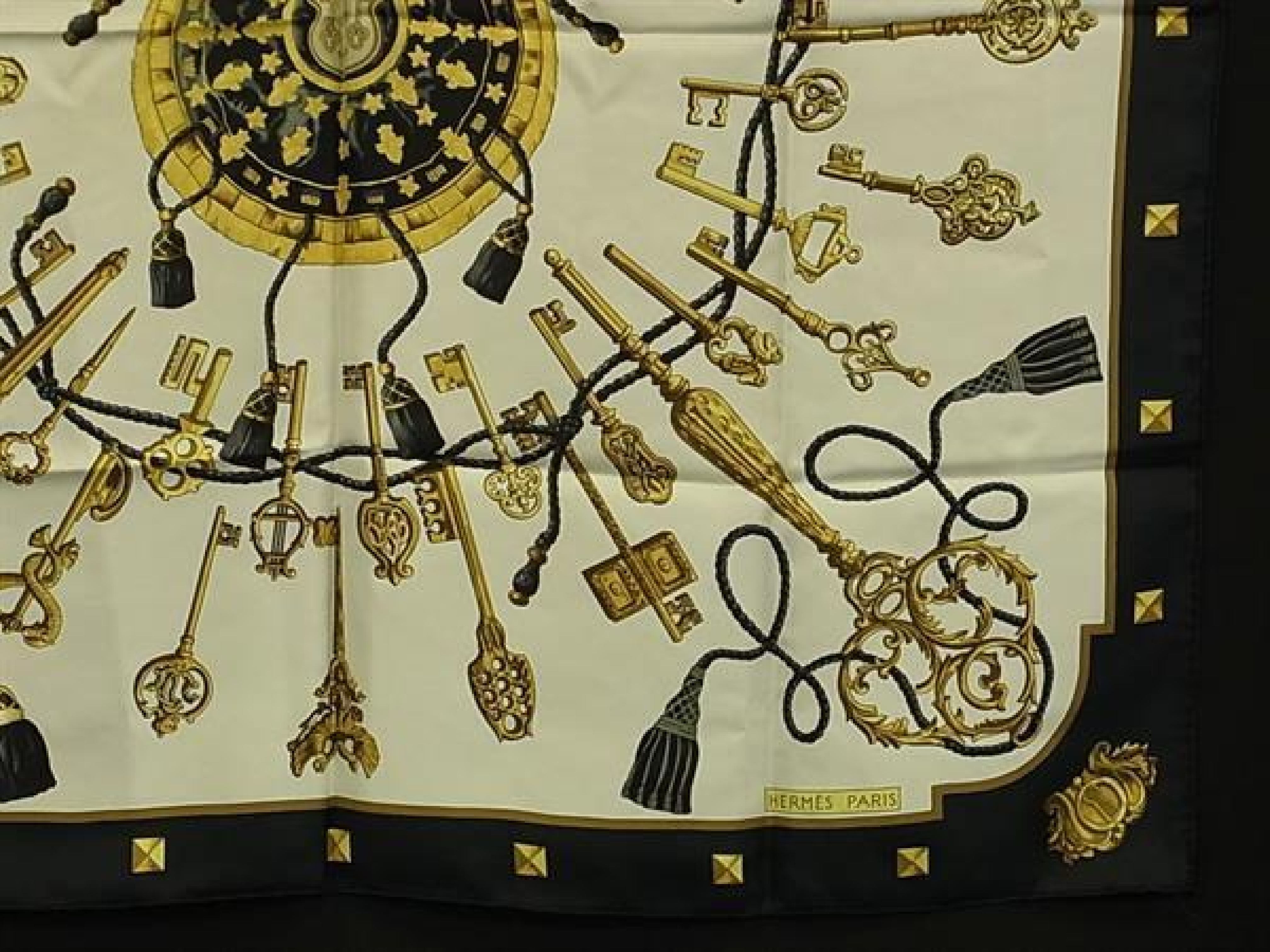 LES CLES [Key Pattern] Kale90 100% Silk Large Scarf Stole Shawl Women's Black x Ivory FQ9225 Other Accessories — view 3