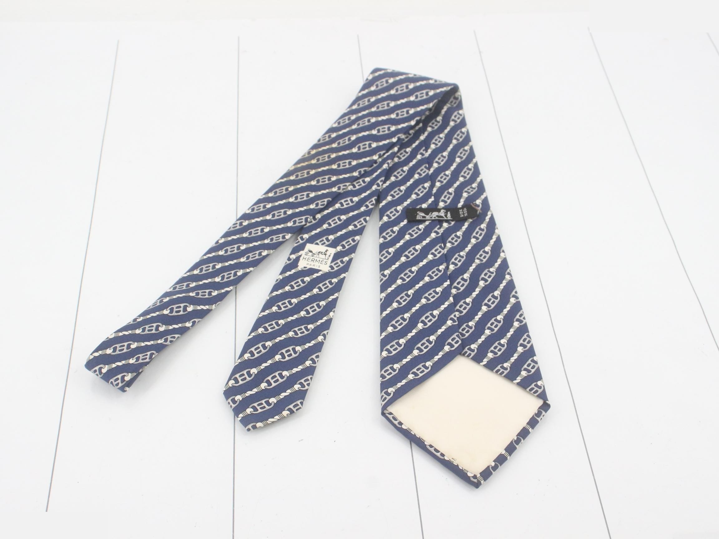 tie — view 2