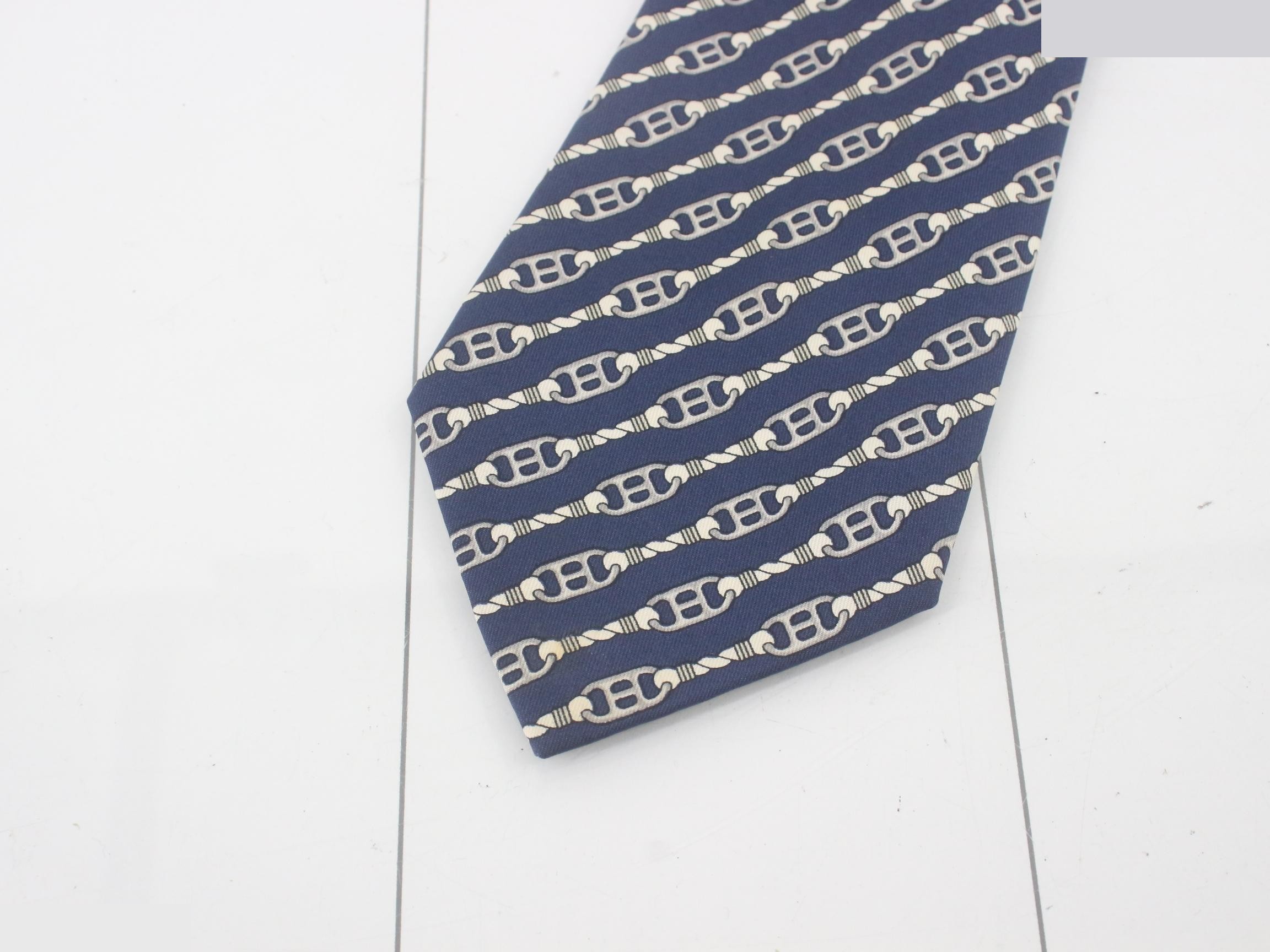 tie — view 3