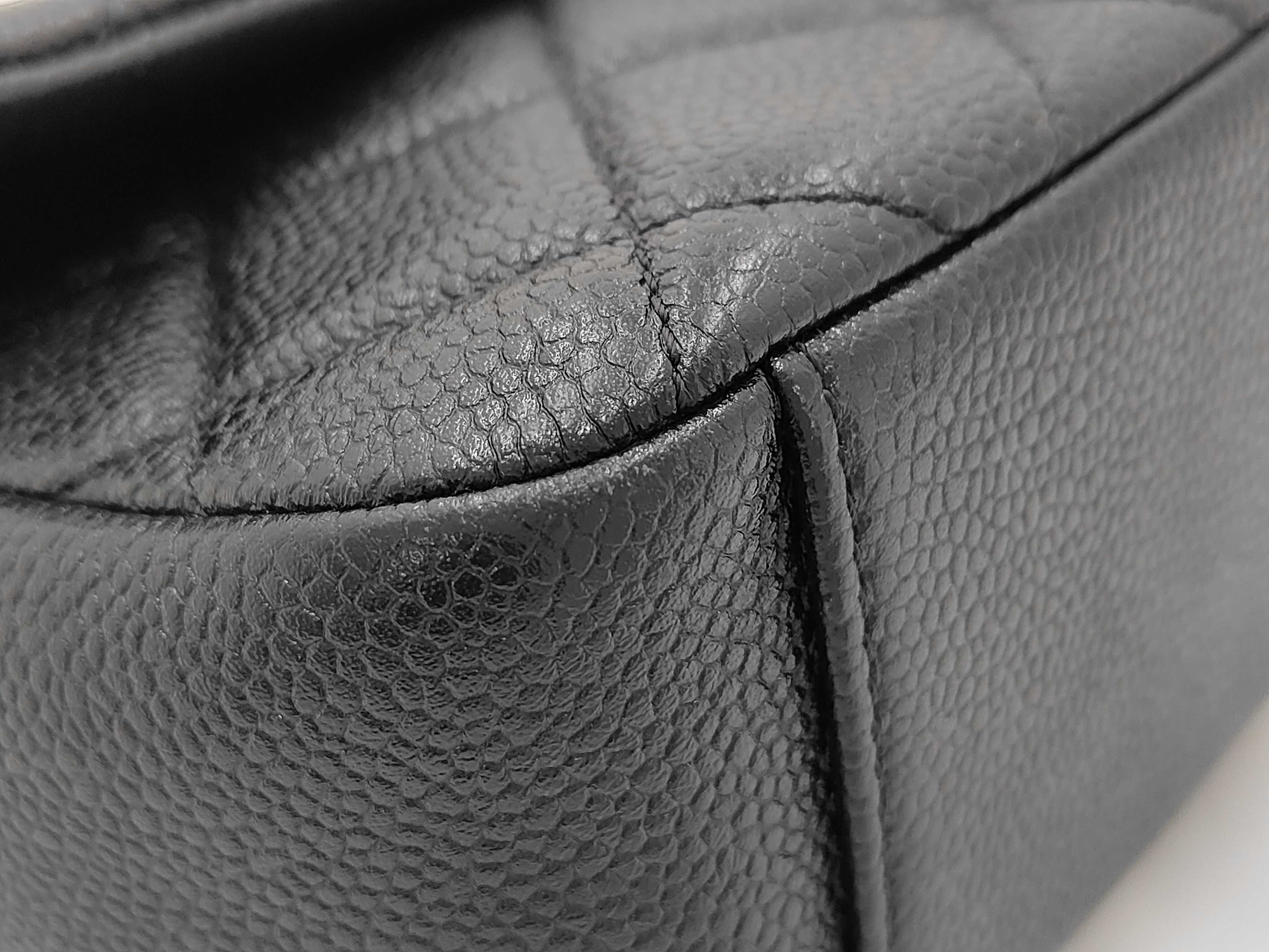 Matelasse Chain Shoulder Caviar Black Shoulder Bag — view 4
