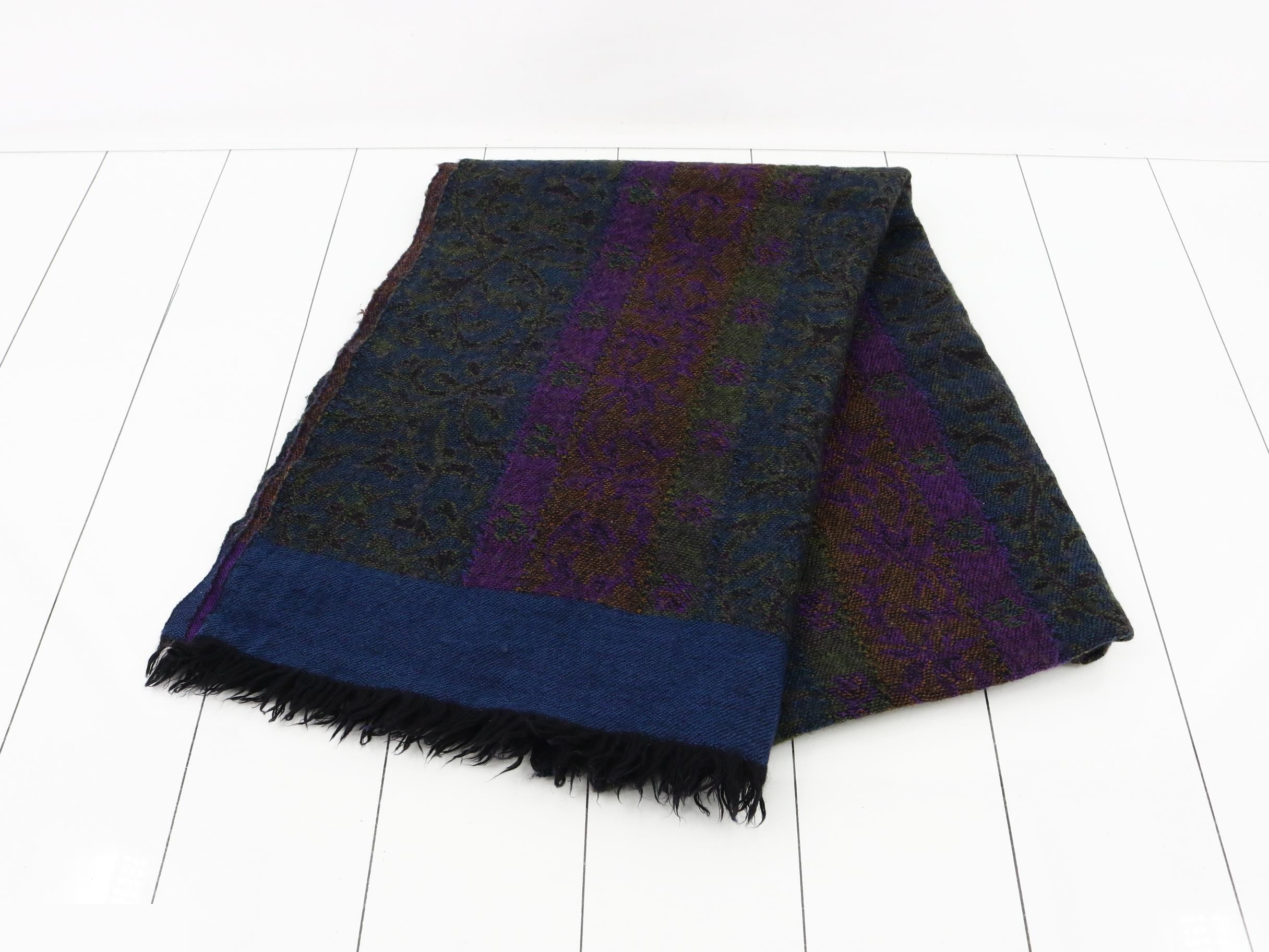 Other lines: accessories, small items, and shawls — view 2